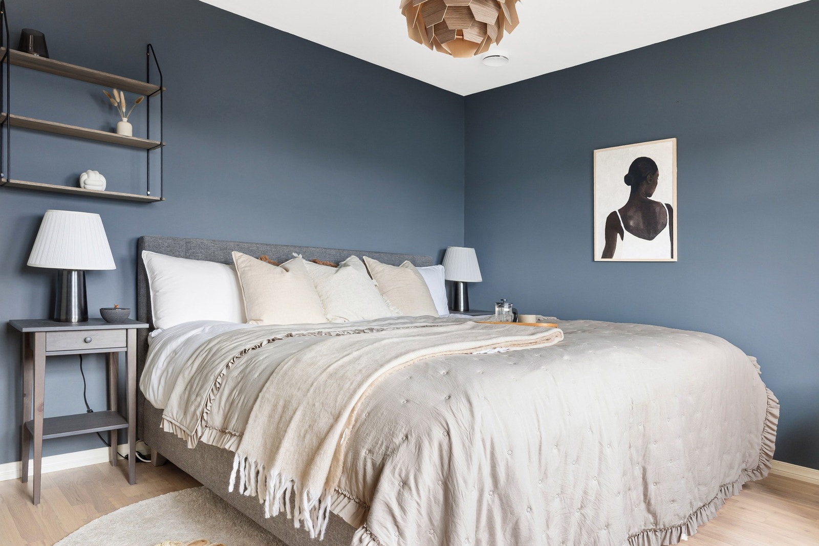 Soverommene i første etasje er store og er målt til 13,4 kvm, 13,1 kvm, 12,1 kvm og 11,1kvm Galleribilde