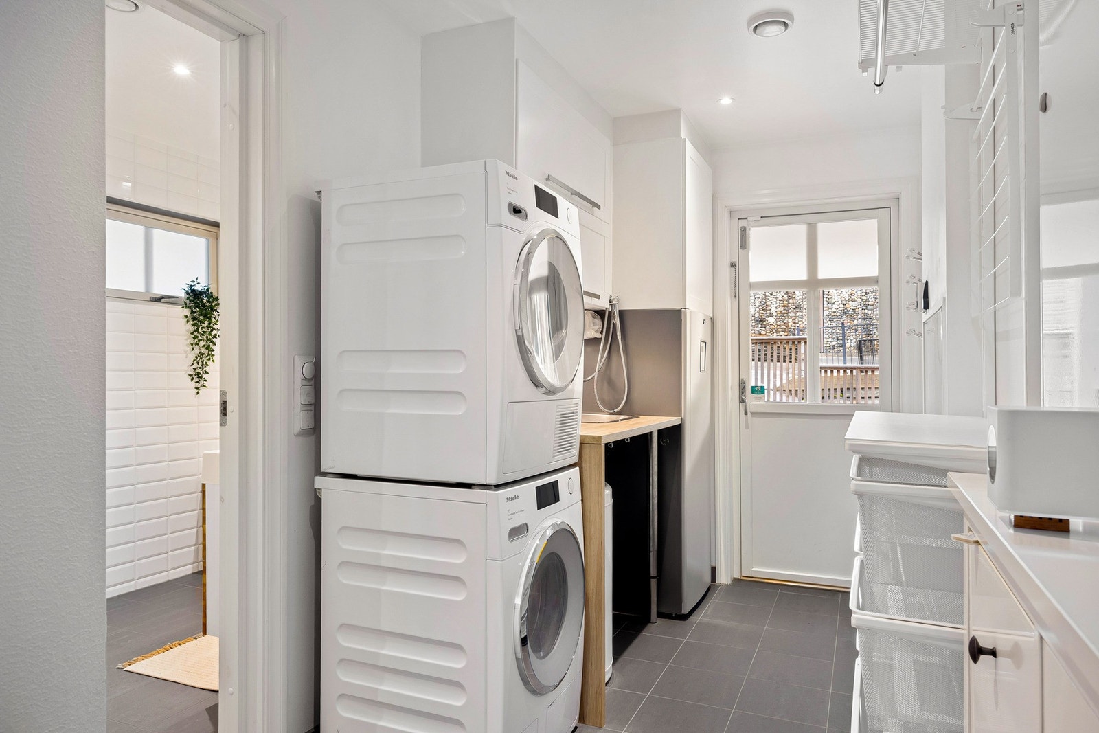 Huset har eget praktisk vaskerom med egen inngang. Rommet har godt med oppbevaringplass og praktiske løsninger som gjør klesvasken litt enklere. Galleribilde