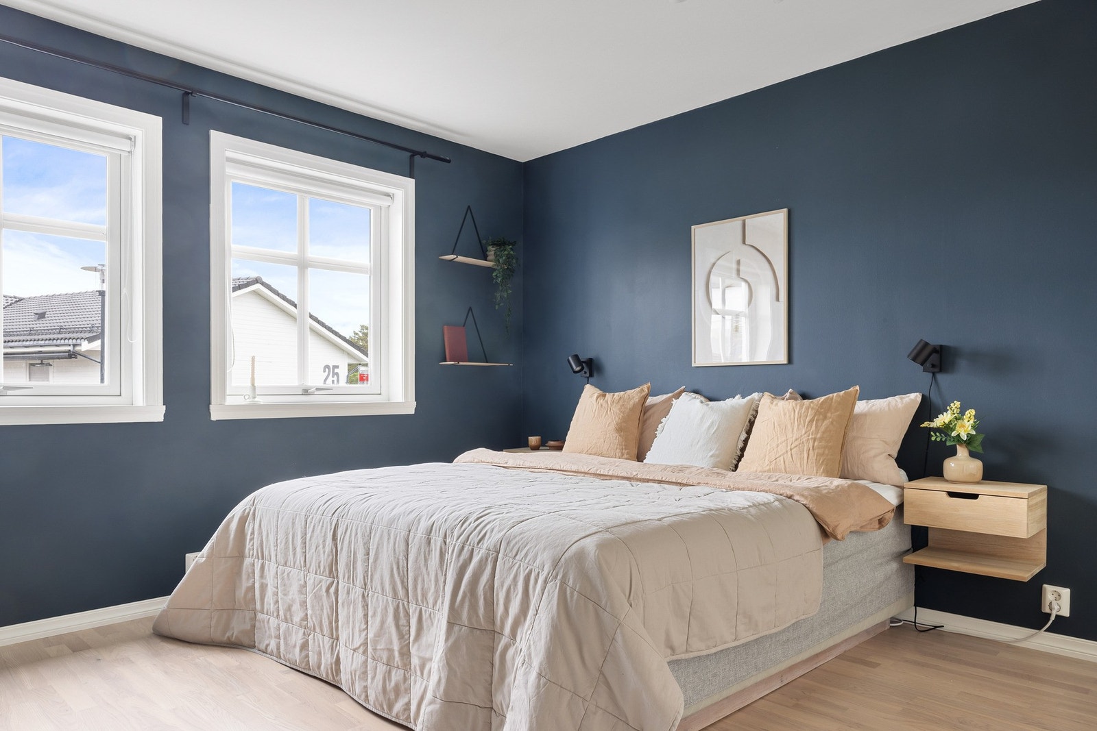 Her er det god plass til dobbeltseng, natt bord og møblement etter ønske. Galleribilde