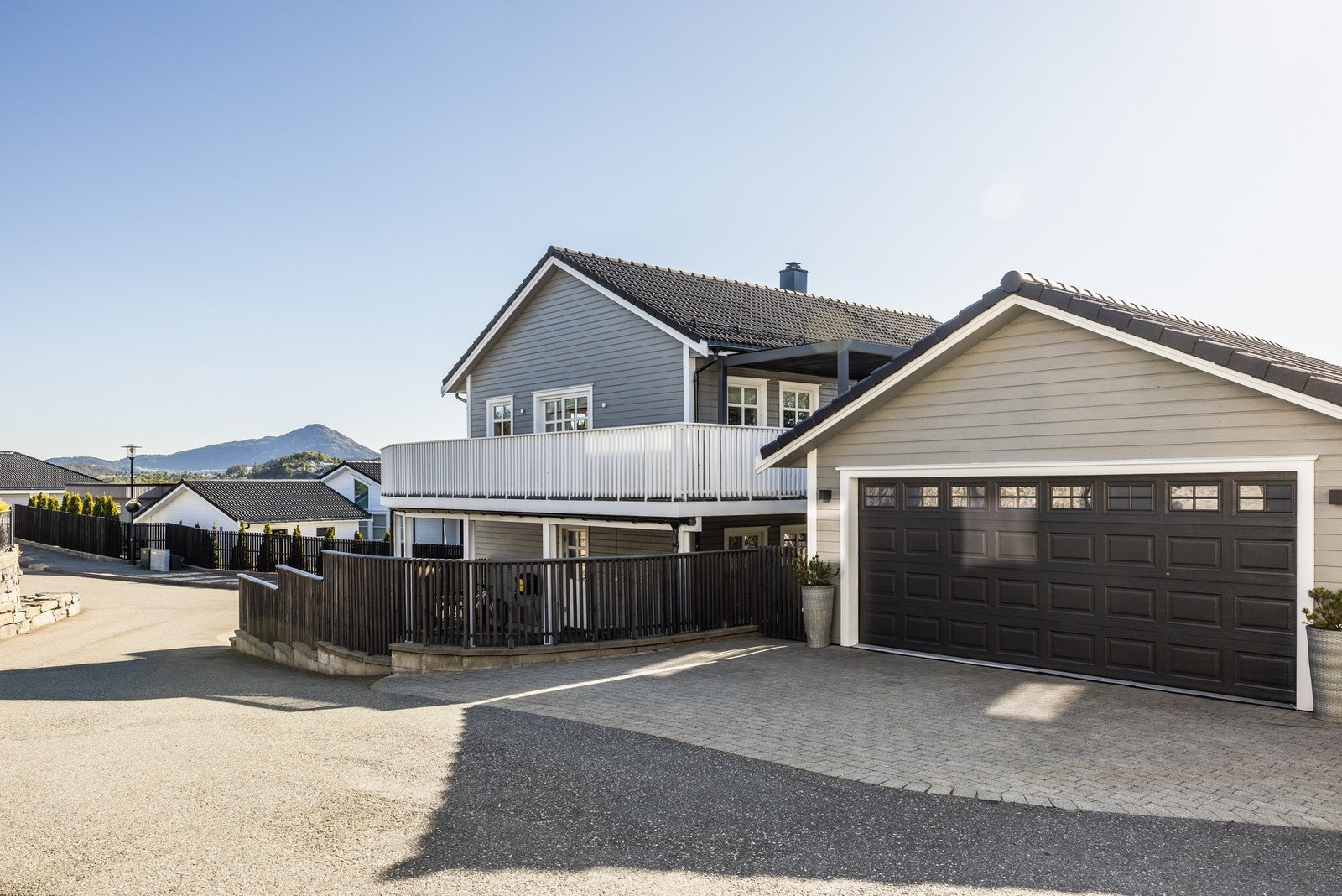 Garasjen er på 40 kvm og har god plass til det man skulle ønske å bruke den til. Galleribilde