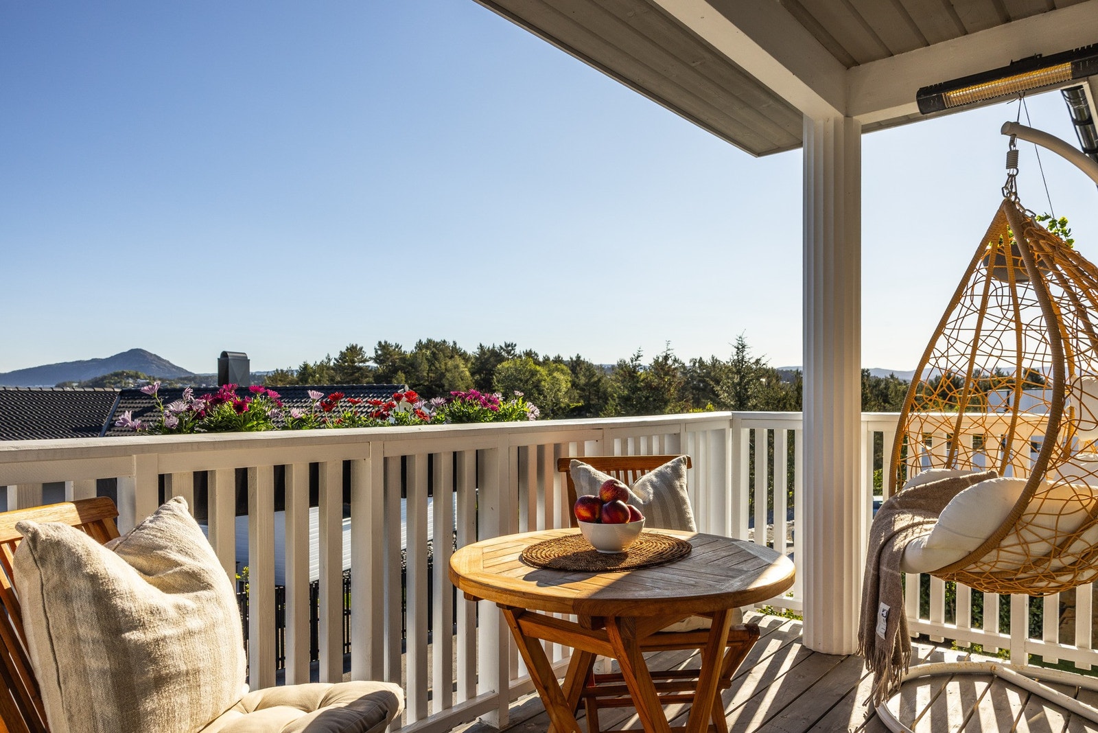 En flott, innholdsrik og meget velholdt familiebolig beliggende i et veletablert boligområde. Boligen ligger godt plassert som gjør at solforholdene er veldig gode Galleribilde