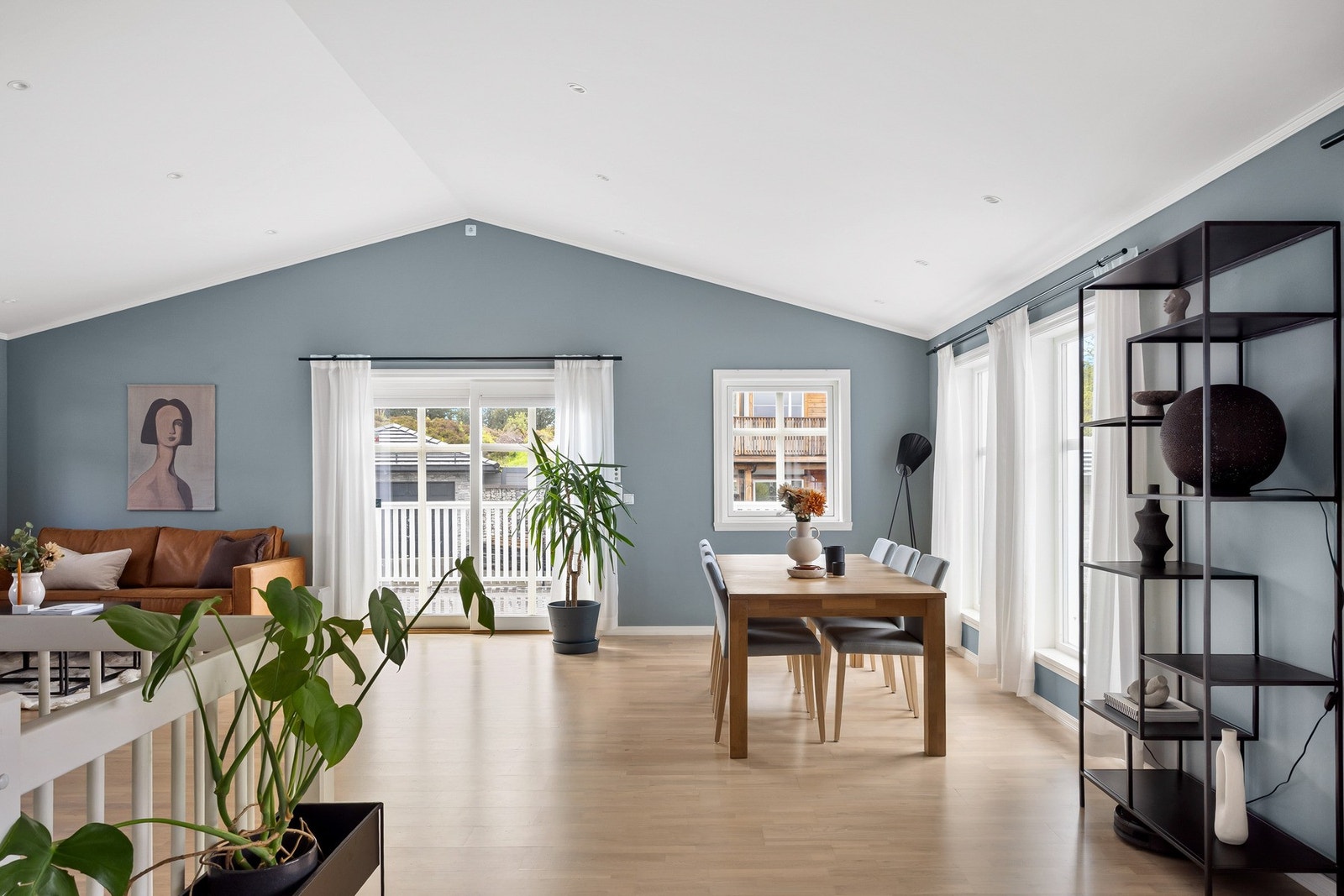 I andre etasjen finner vi stue og kjøkken i en sosial og åpen løsning målt til 32,1 kvm. Galleribilde