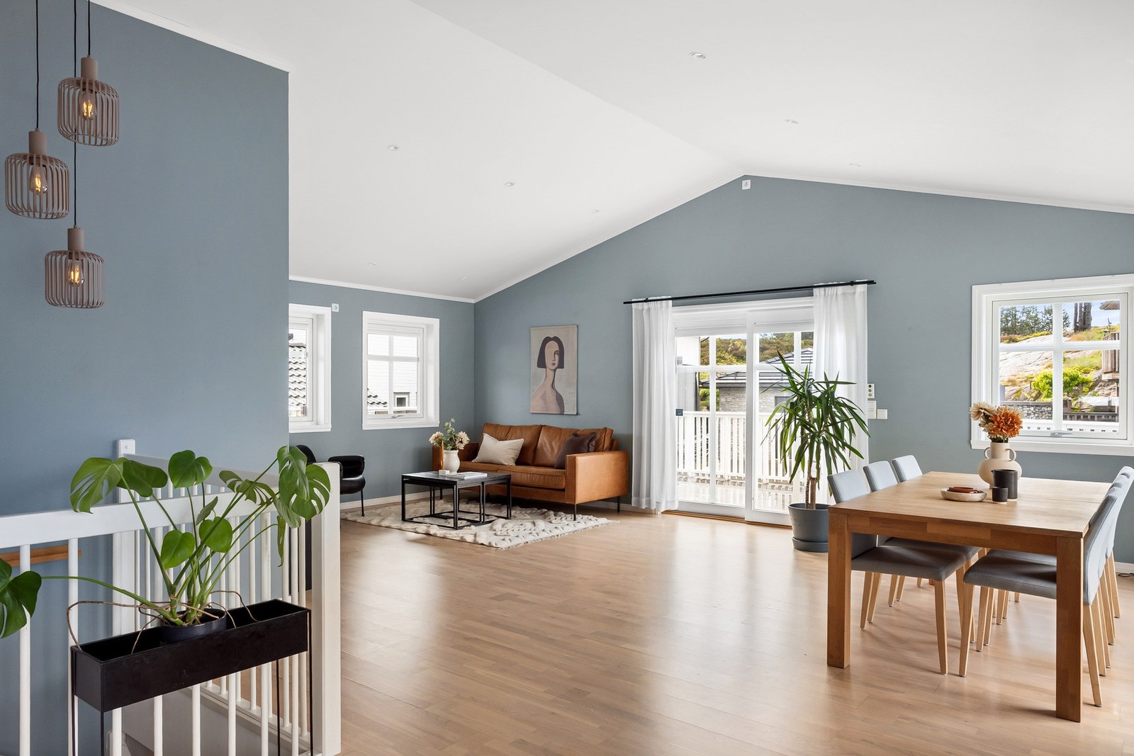 Den gode takhøyden sammen med de store vinduesoverflatene gir rommet en herlig atmosfære, samt den lekre vedovnen. Galleribilde