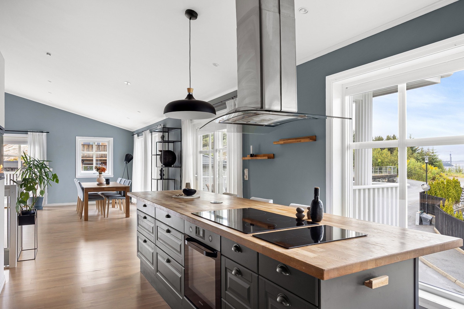 På gulvet er det parkett med vannbåren varme, det er malte gipsvegger, fliser mellom kjøkkenbenk og overskap samt malt gipstak med downlights. Galleribilde