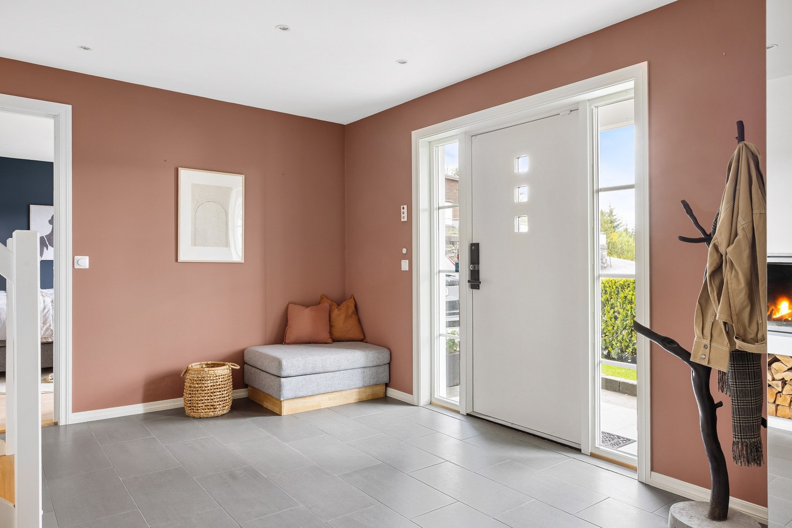 Velkommen inn til denne lekre familieboligen. Det første som møter deg er en stor og luftig hall på hele 18,6 kvm med plass til å henge av seg yttertøy. Galleribilde