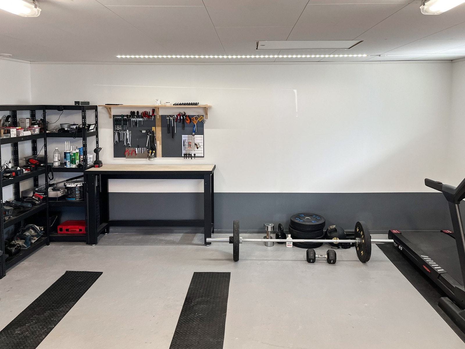 Rikelig med plass til bil, oppbevaring og til og med et lite hjemmegym ved ønske. Galleribilde