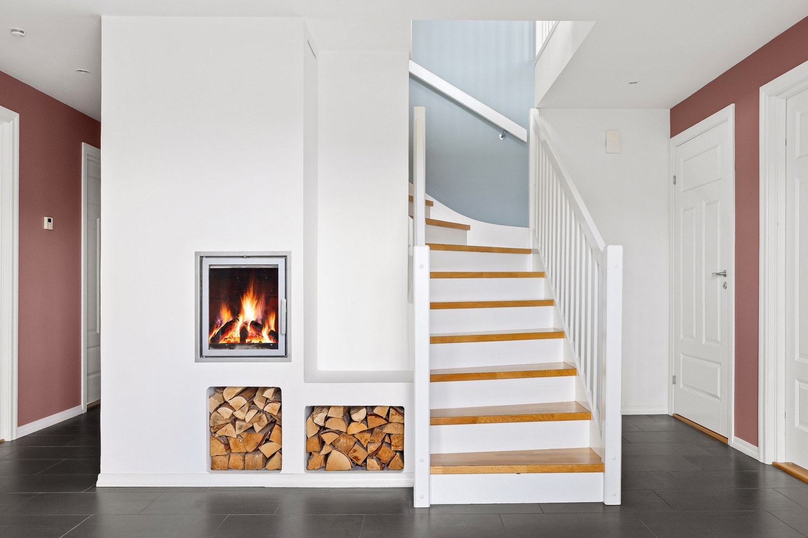 Fliser på gulv, slette malte vegger og tak med downlights samt vedovn og vannbårenvarme i gulv. Et fantastisk førsteinntrykk! Vi tar turen direkte opp i boligens andre etasje hvor vi finner boligens nydelige allrom. Galleribilde