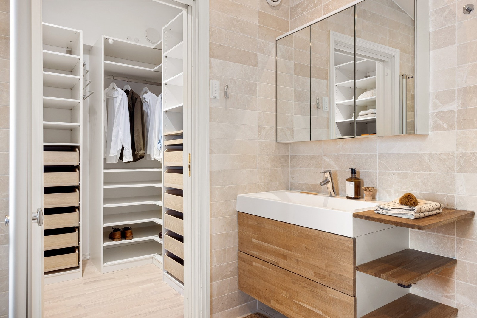 Lekkert bad i andre etasje med direkte tilgang til omkledningsrom. Badet er målt til ca. 6 kvm. Galleribilde