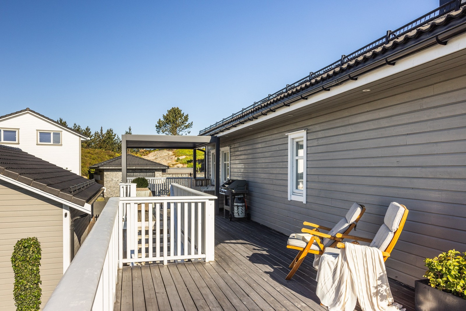 Terrassen og fasaden er velholdt. Terrassene er høvlet og behandlet med møre royal hvert år i selgers botid. Galleribilde