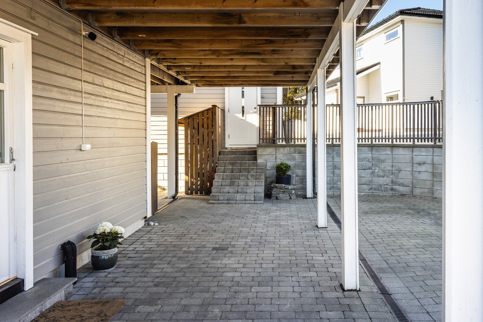 Delvis rundt huset er det lagt belegningstein, steinheller og in-Lite hagebelysning. Galleribilde