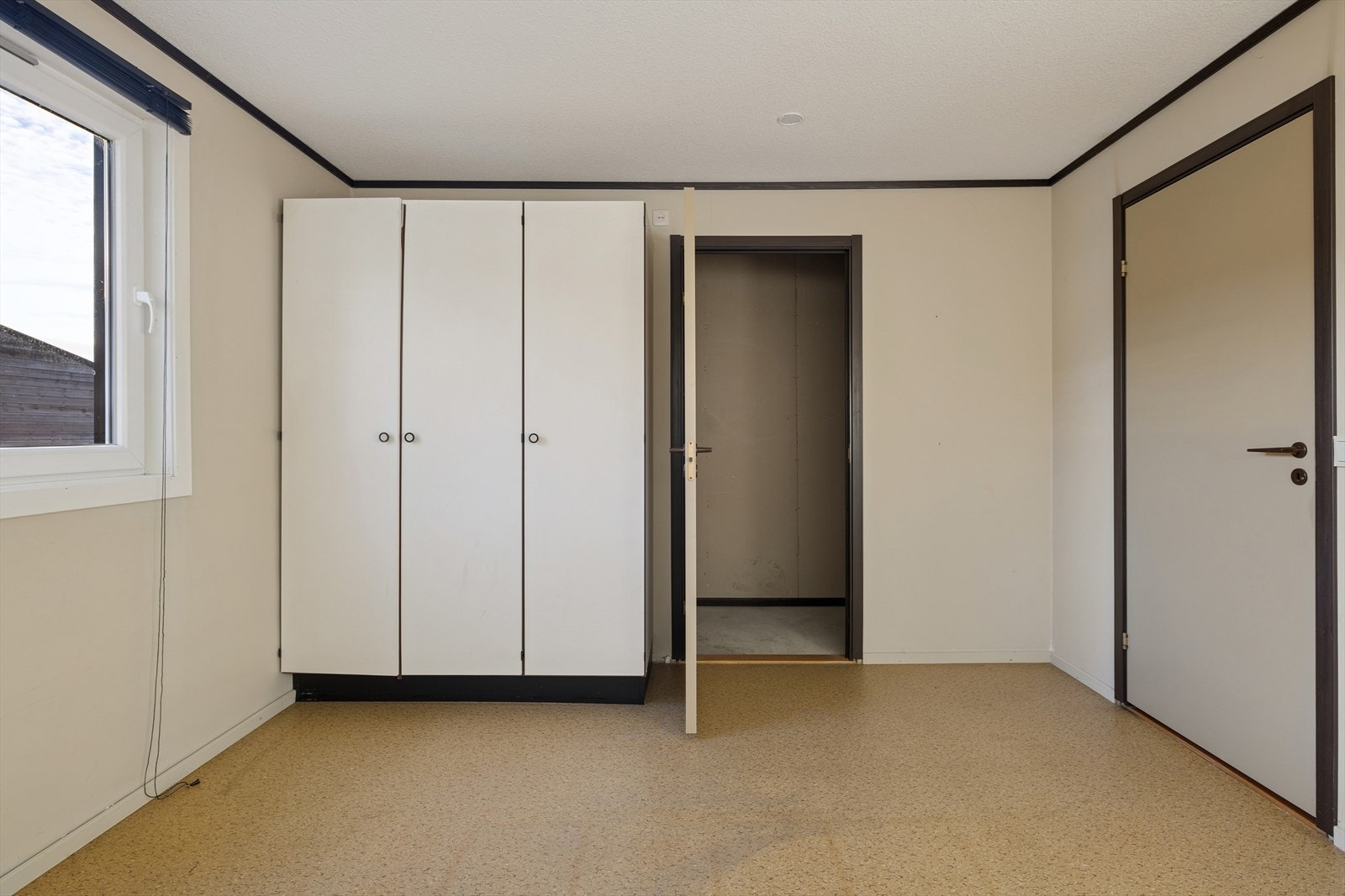 Leiligheten har ett romslig soverom med plass til dobbeltseng og oppbevaring i garderobeskap. Galleribilde