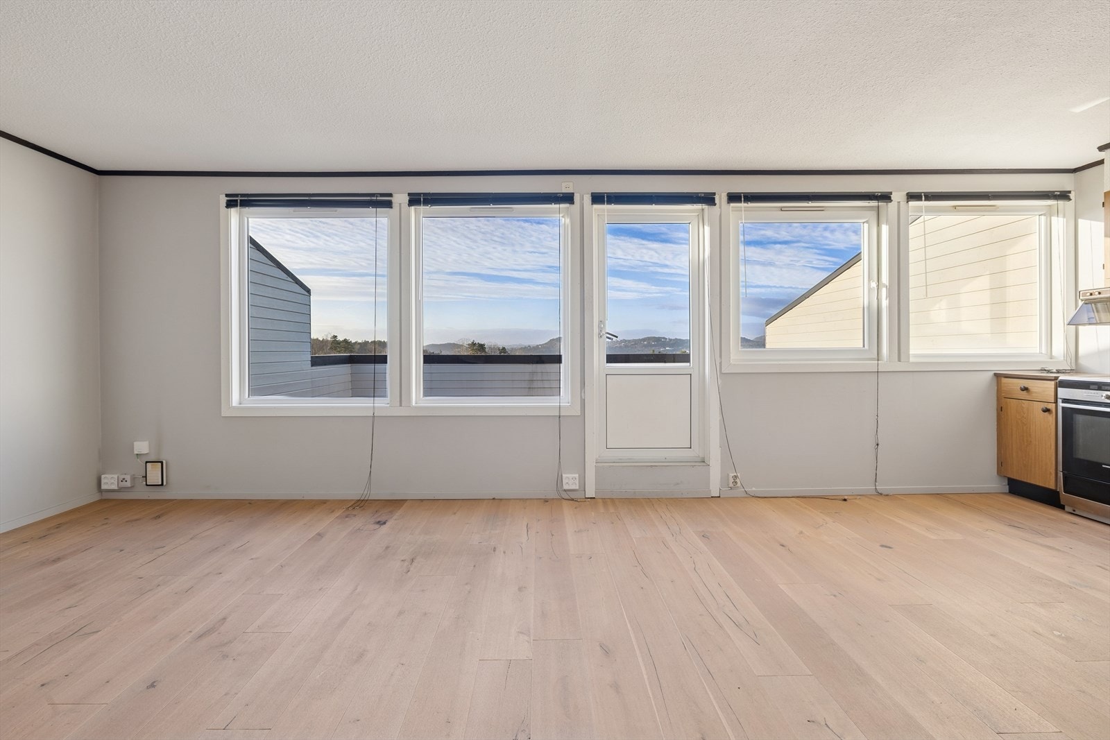 Åpen planløsning mellom stue og kjøkken gir romslig følelse. Galleribilde