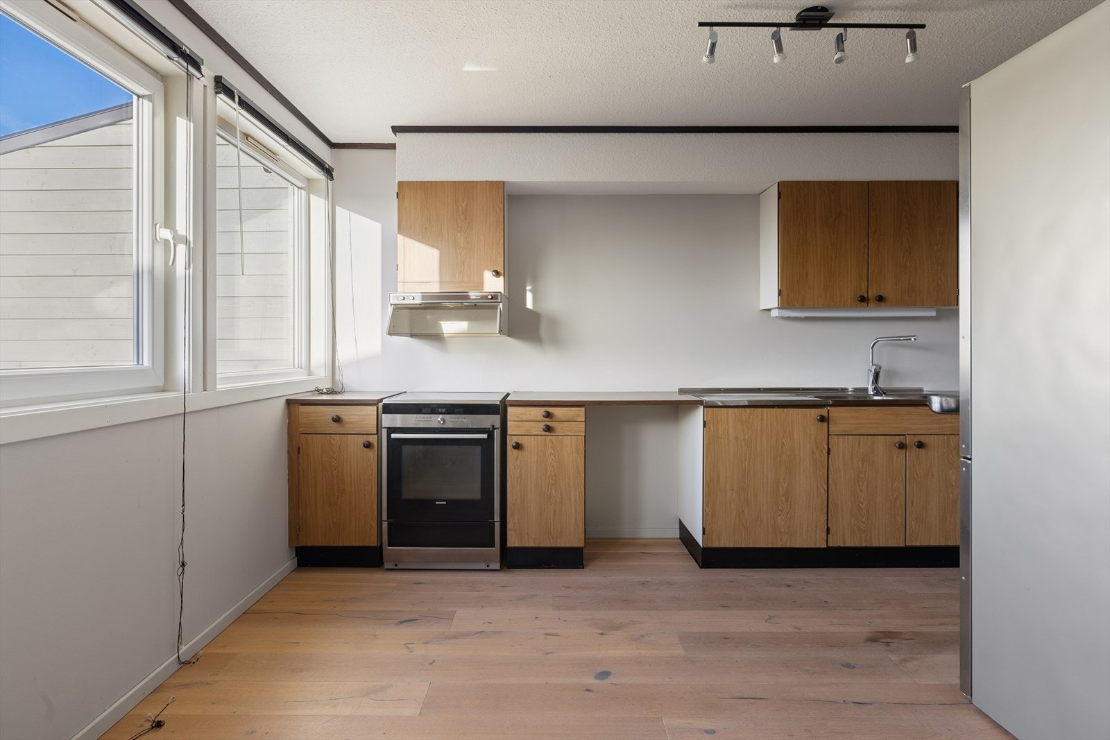 Kjøkkenet viser tegn til slitasje med behov oppgraderinger. Galleribilde