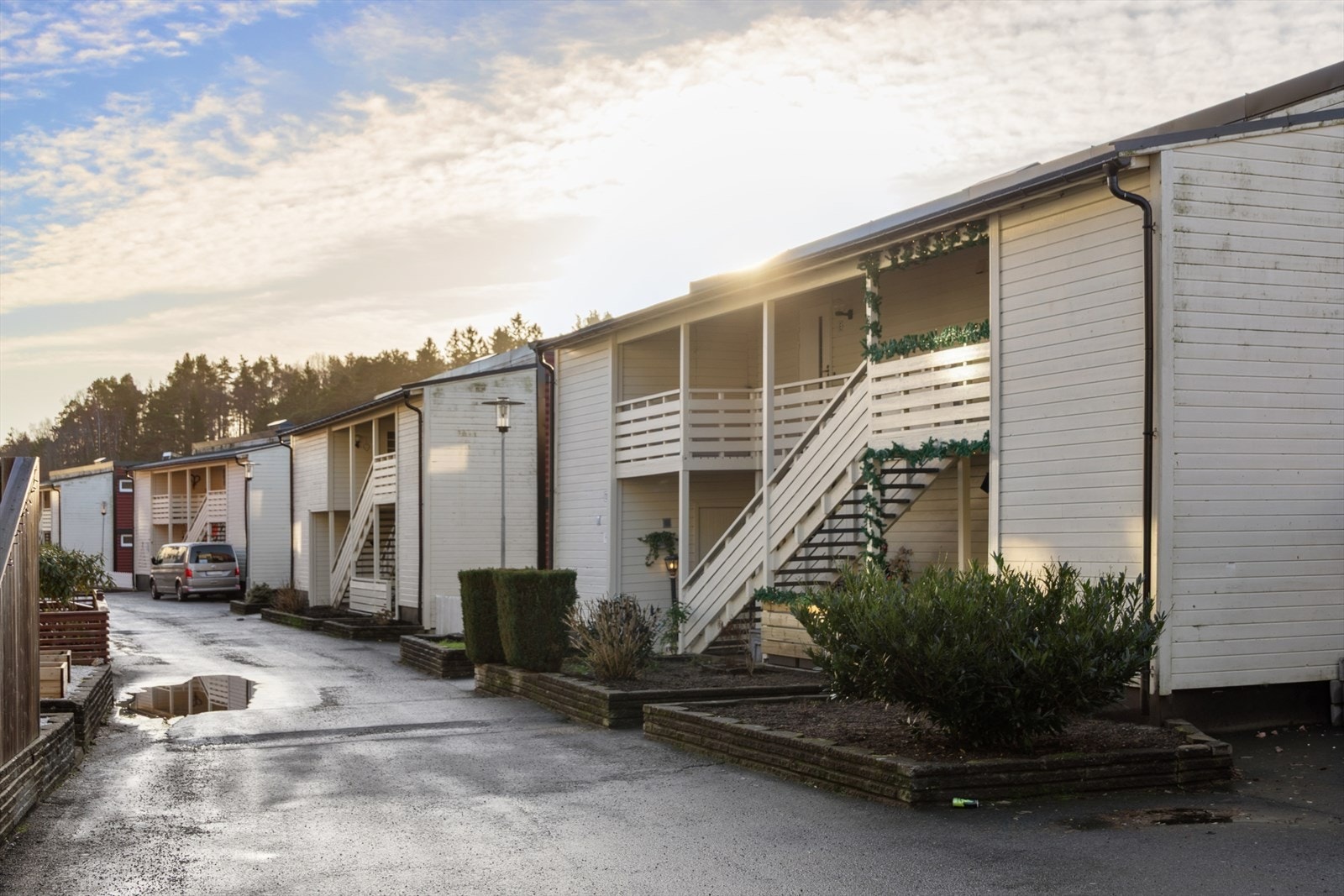 Dette er en lys og romslig 2-roms andelsleilighet beliggende i et rolig nabolag som en del av Brattbakken borettslag. Leiligheten ligger i byggets 2.etasje og øverste etasje fra gangvei. Galleribilde