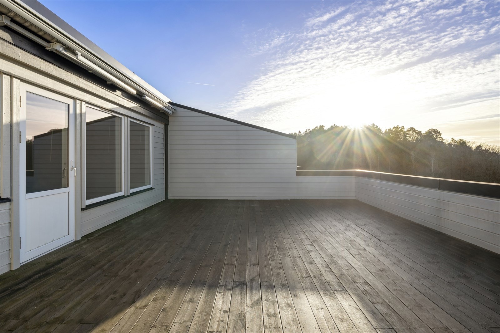Leiligheten har en stor og flott uteplass med nydelig utsikt over Topdalsfjorden. Galleribilde