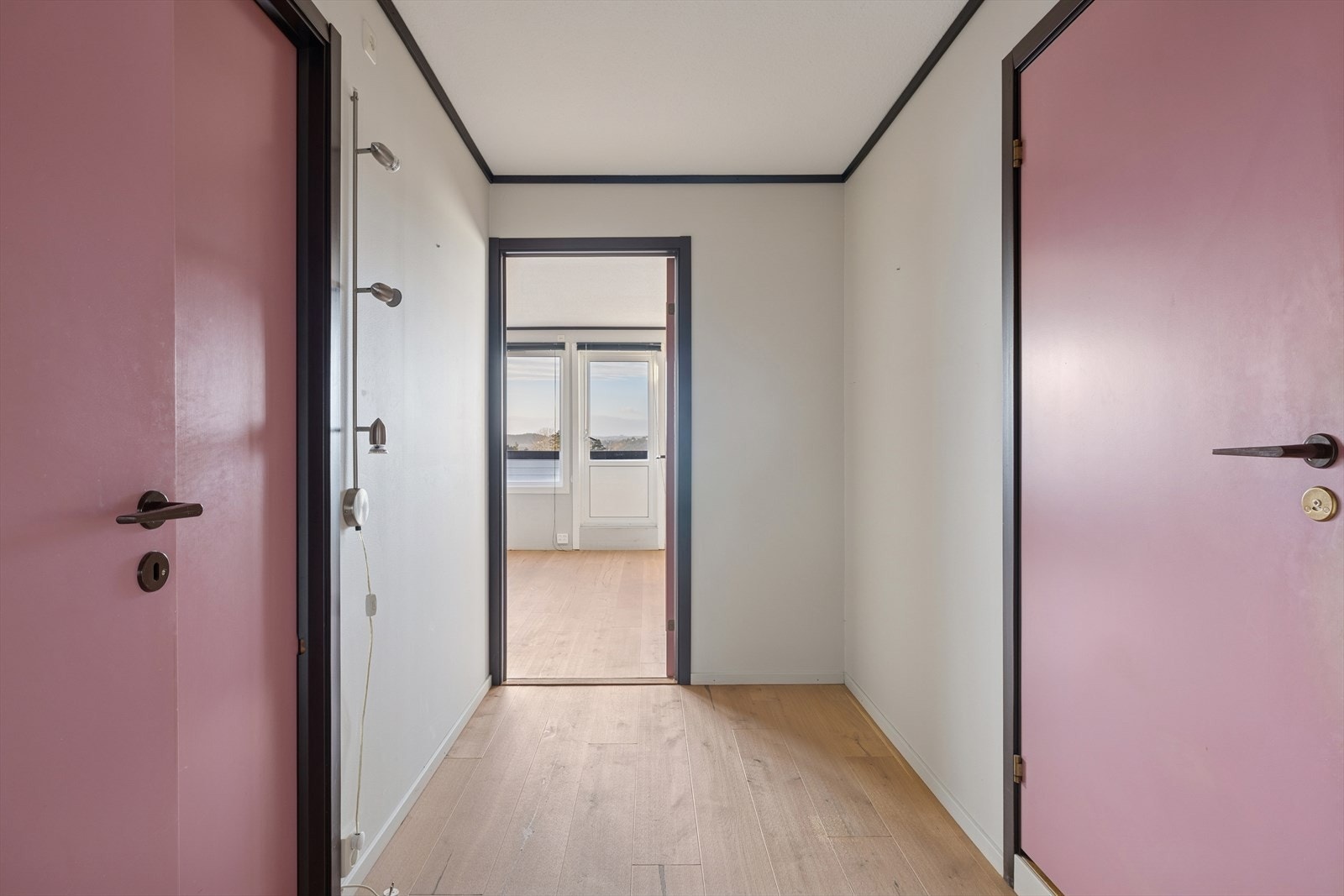 Direkte forbindelse til stue gir enkel tilgang fra entréen. Galleribilde