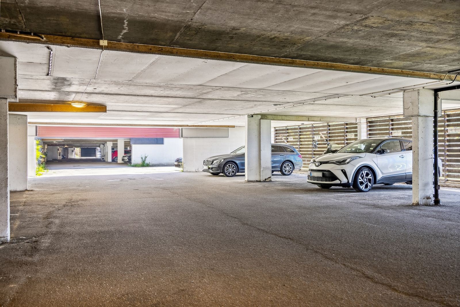 Det medfølger en fast plass i felles garasjeanlegg. Galleribilde