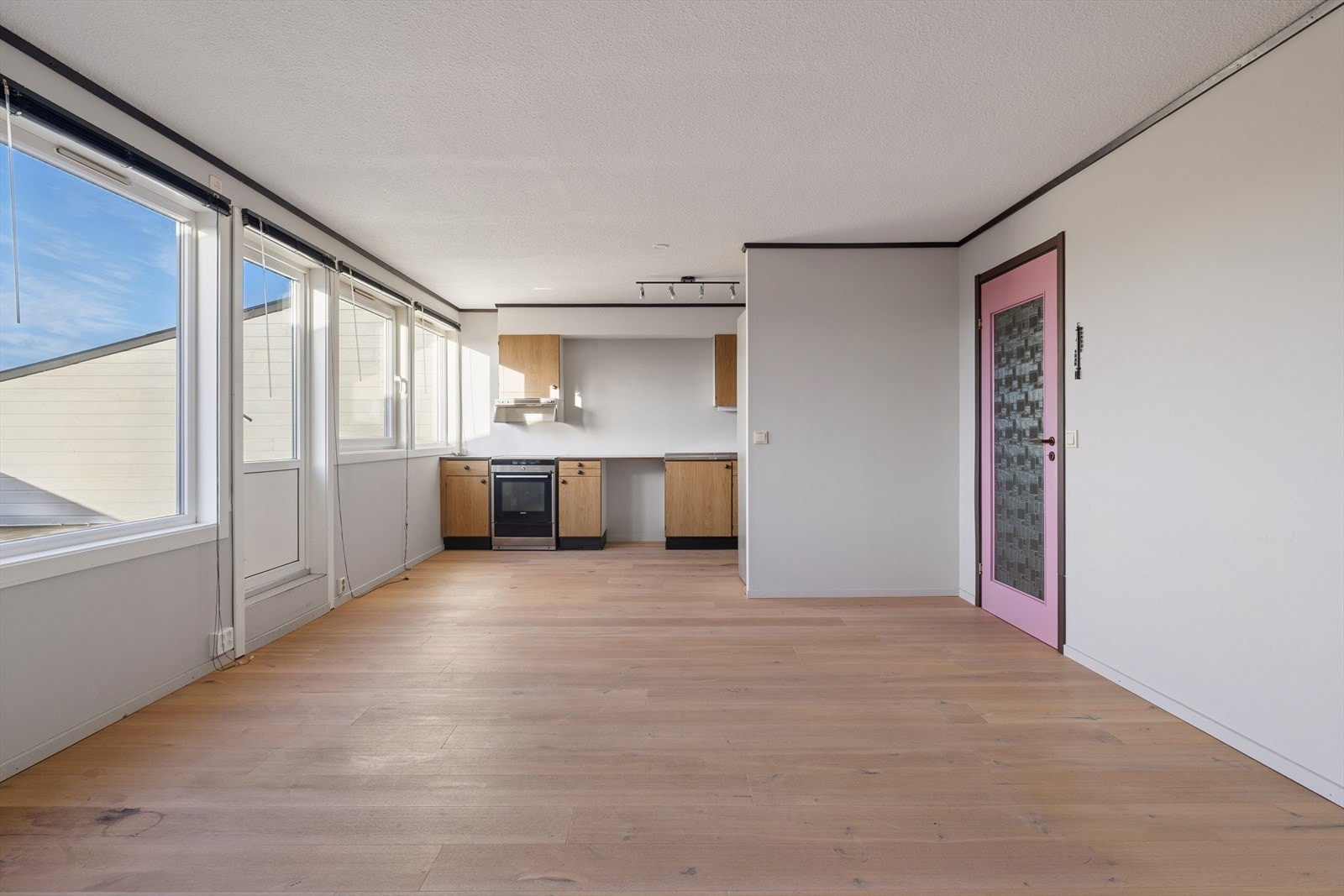 Det er store vindusflater som gir rikelig med dagslys og en luftig atmosfære. Galleribilde