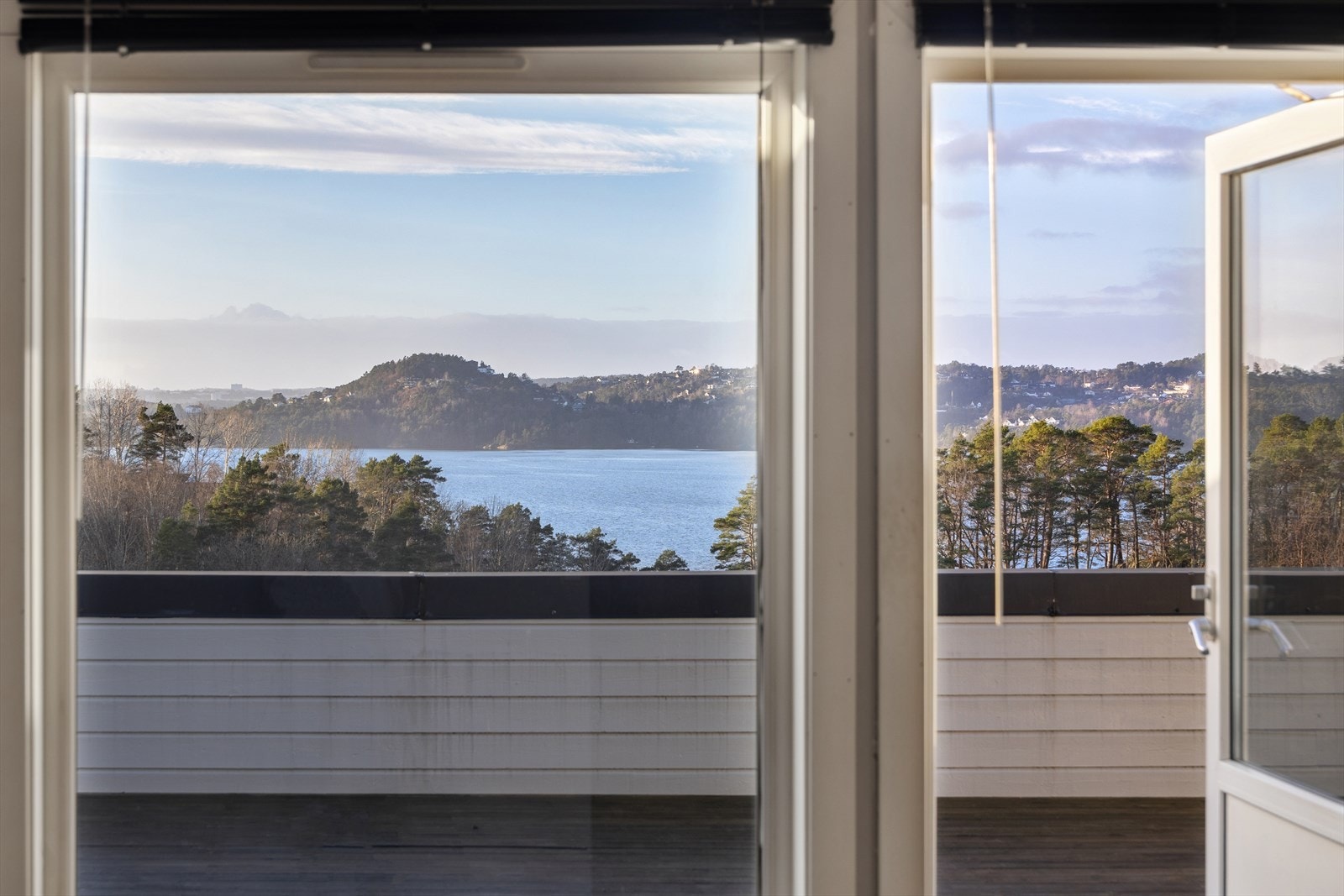 Fra stuen er det enkel utgang til uteområdet. Galleribilde