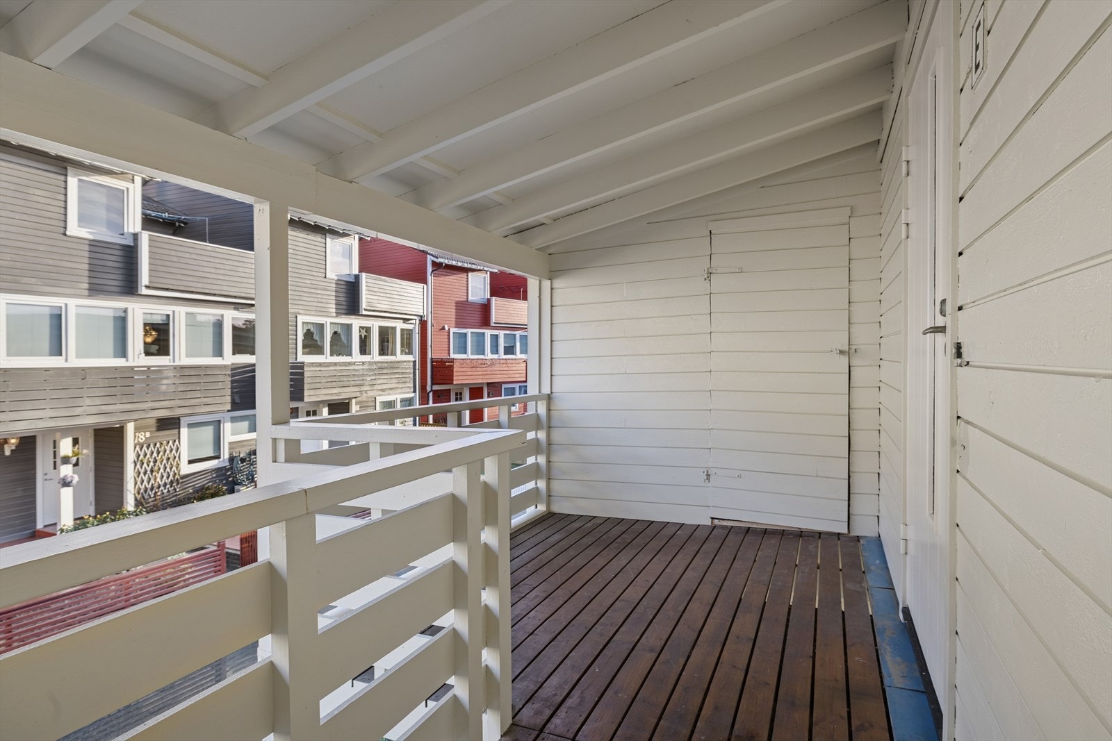 Overbygget inngangsparti med adkomst fra trapp gir en skjermet uteplass. Galleribilde