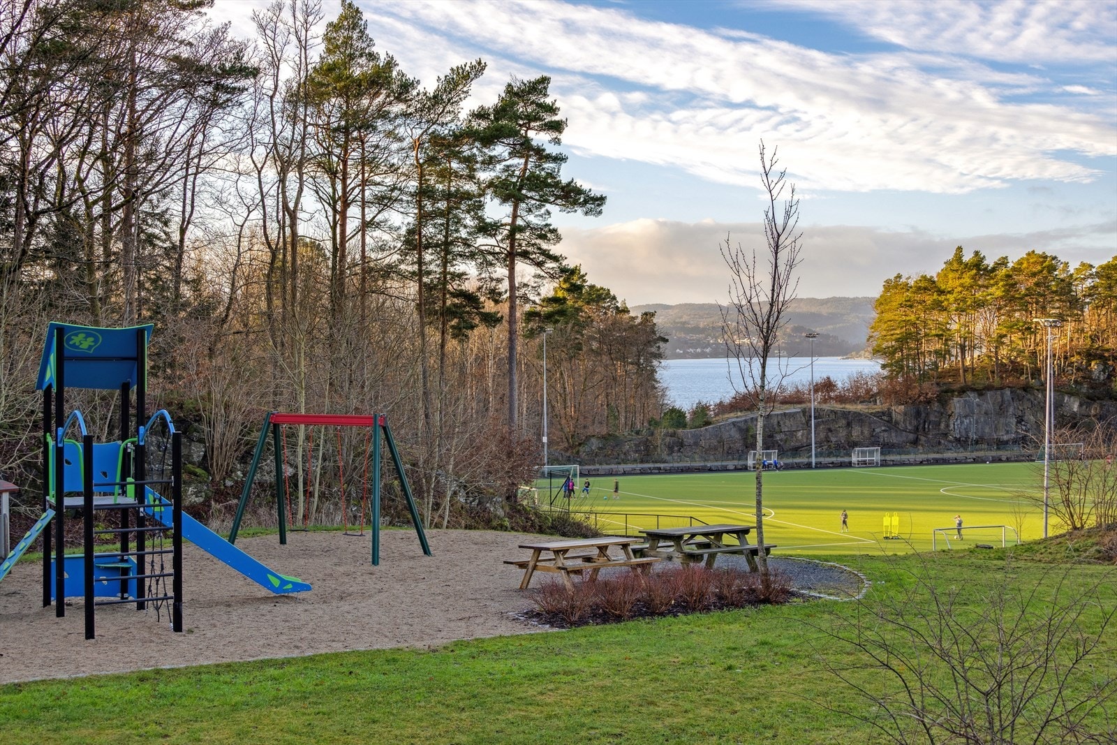 Lekeplass og fotballbane i nærheten av borettslaget. Galleribilde