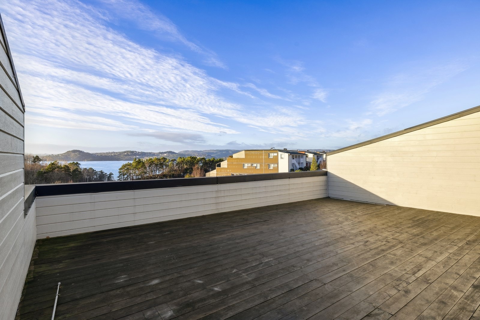 Terrassen er romslig på hele 44 kvm med god plass til utemøbler. Galleribilde