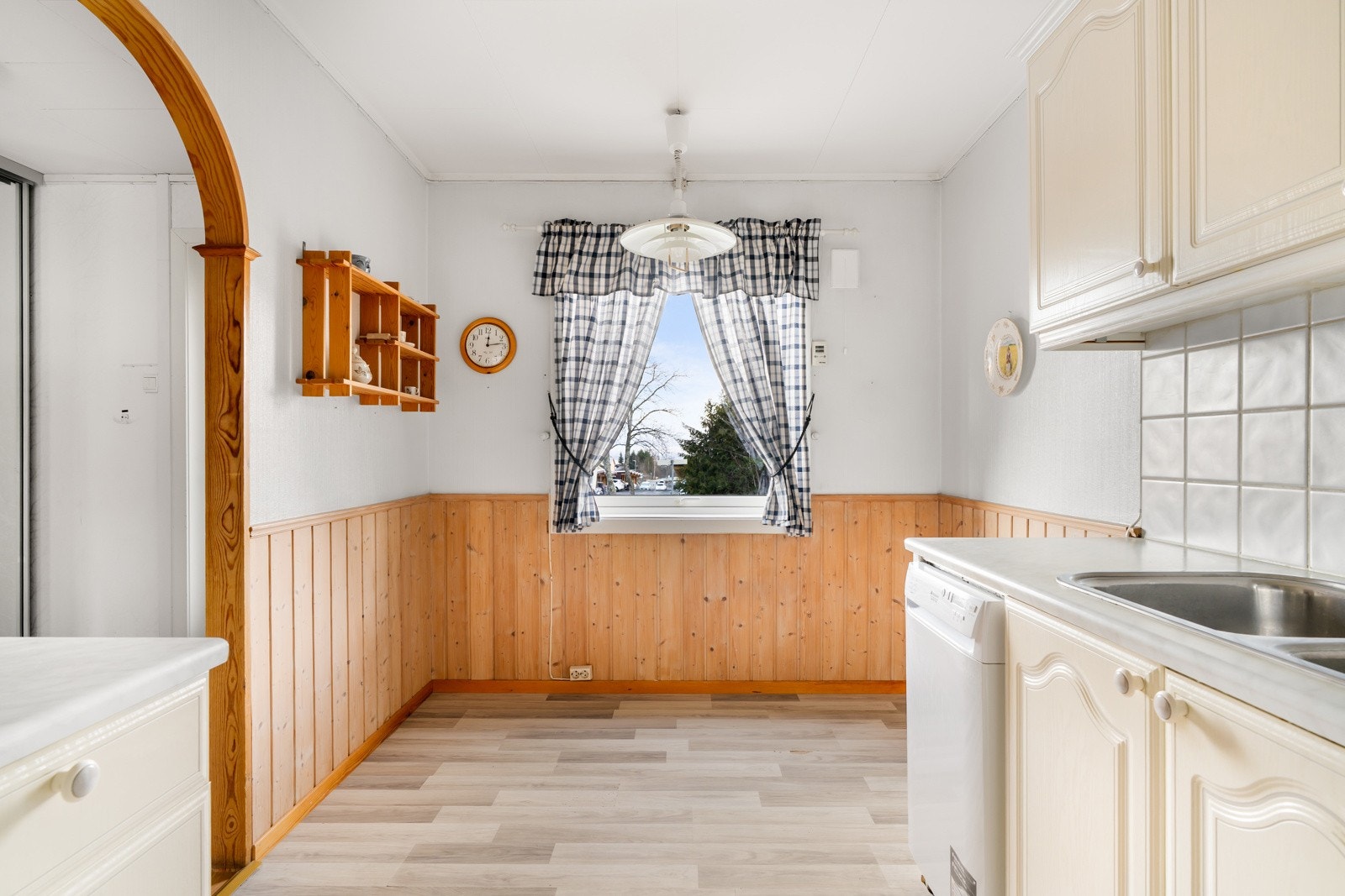 Kjøkkenet måler 9,5 kvm og er adskilt fra stuen. Galleribilde