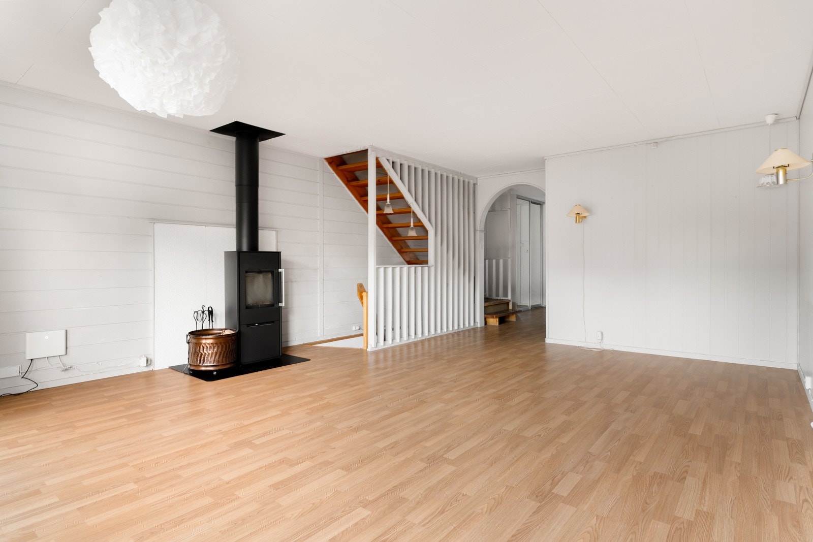 Stuen er romslig og har plass til både sofagruppe og spisestuemøblement. Galleribilde