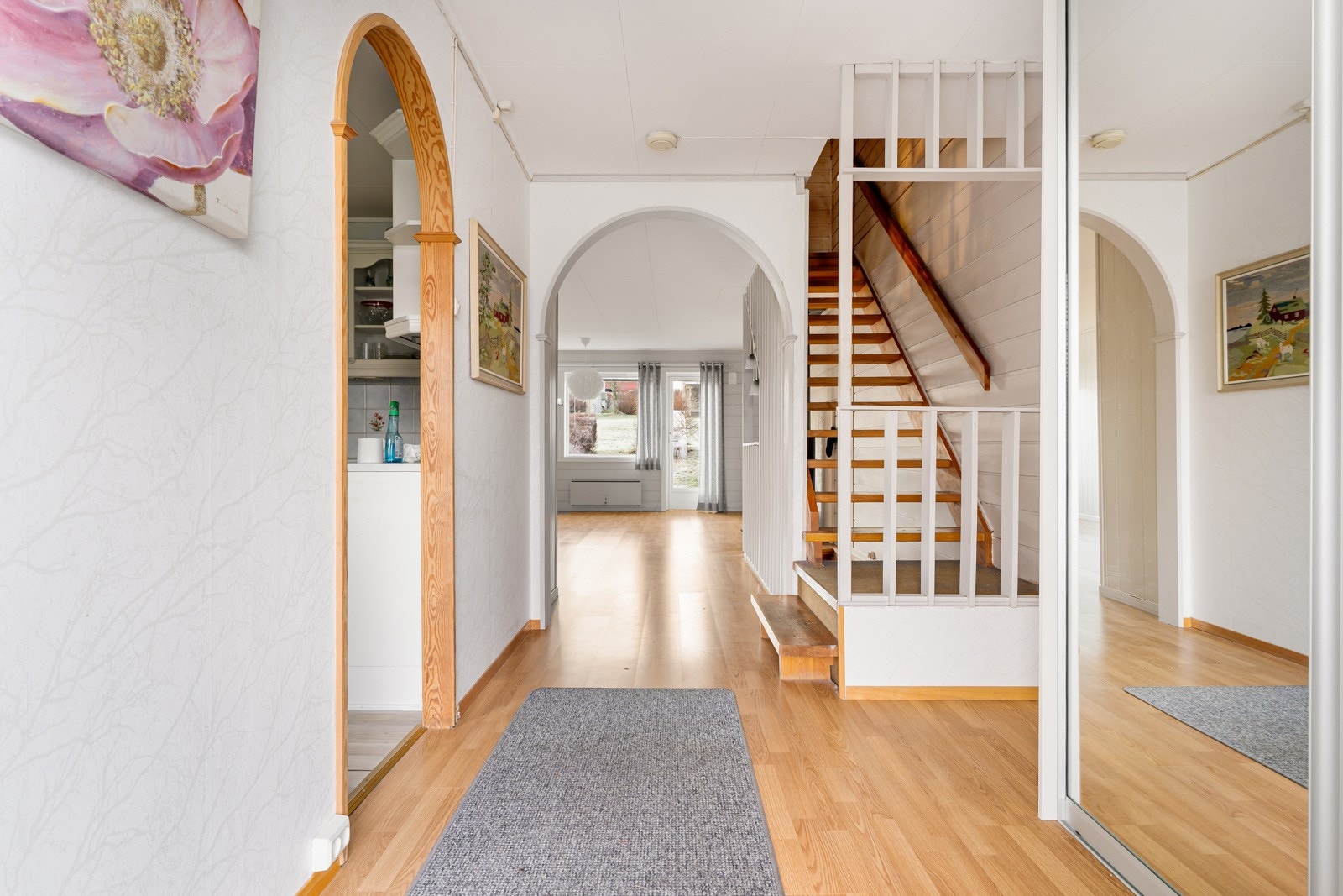 Innvendig har rekkehuset oppgraderingsbehov, men her får man et solid utgangspunkt med romslige rom og en gjennomtenkt planløsning. Galleribilde