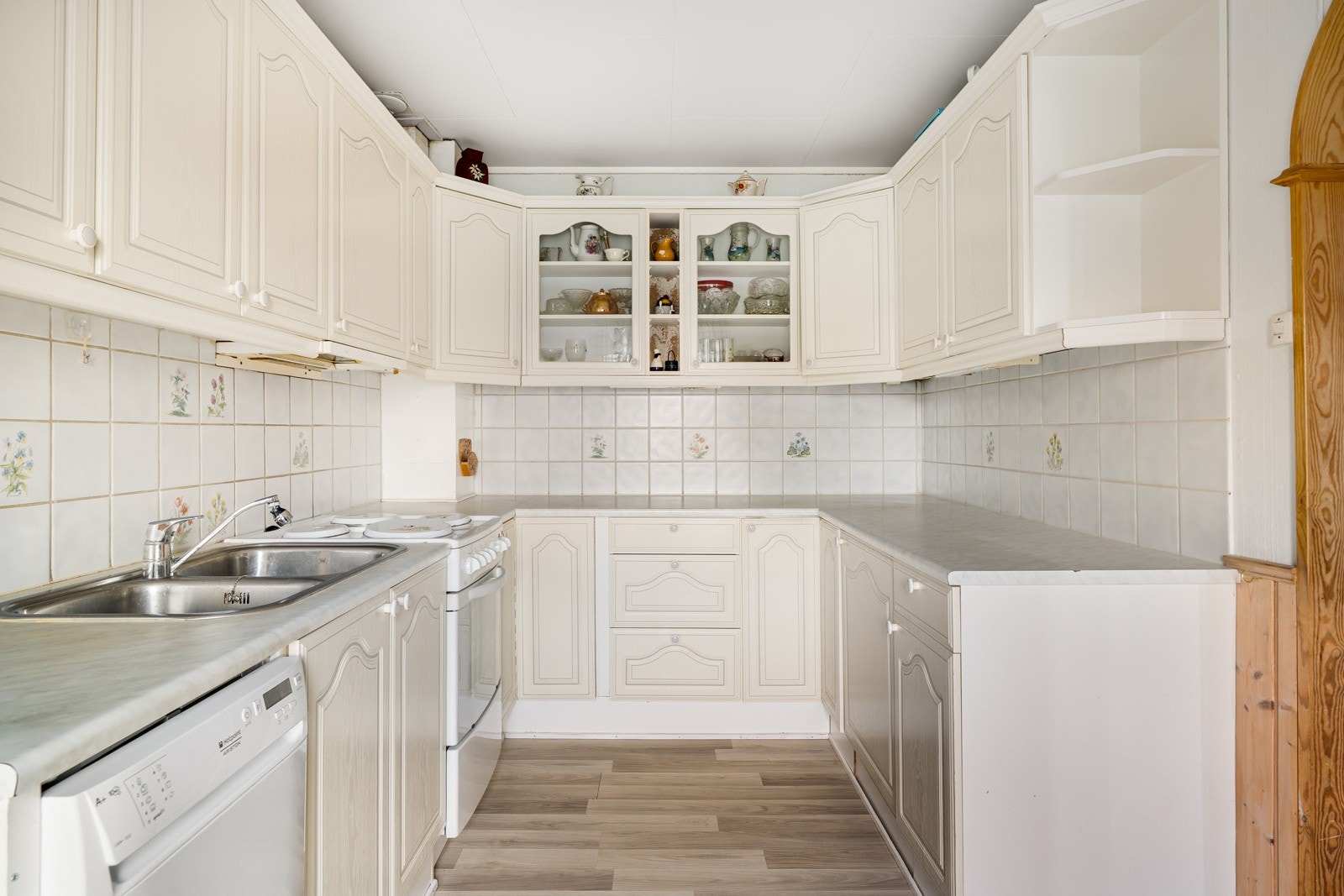 Kjøkkenet har en praktisk utforming, rik på lagringsplass. Galleribilde