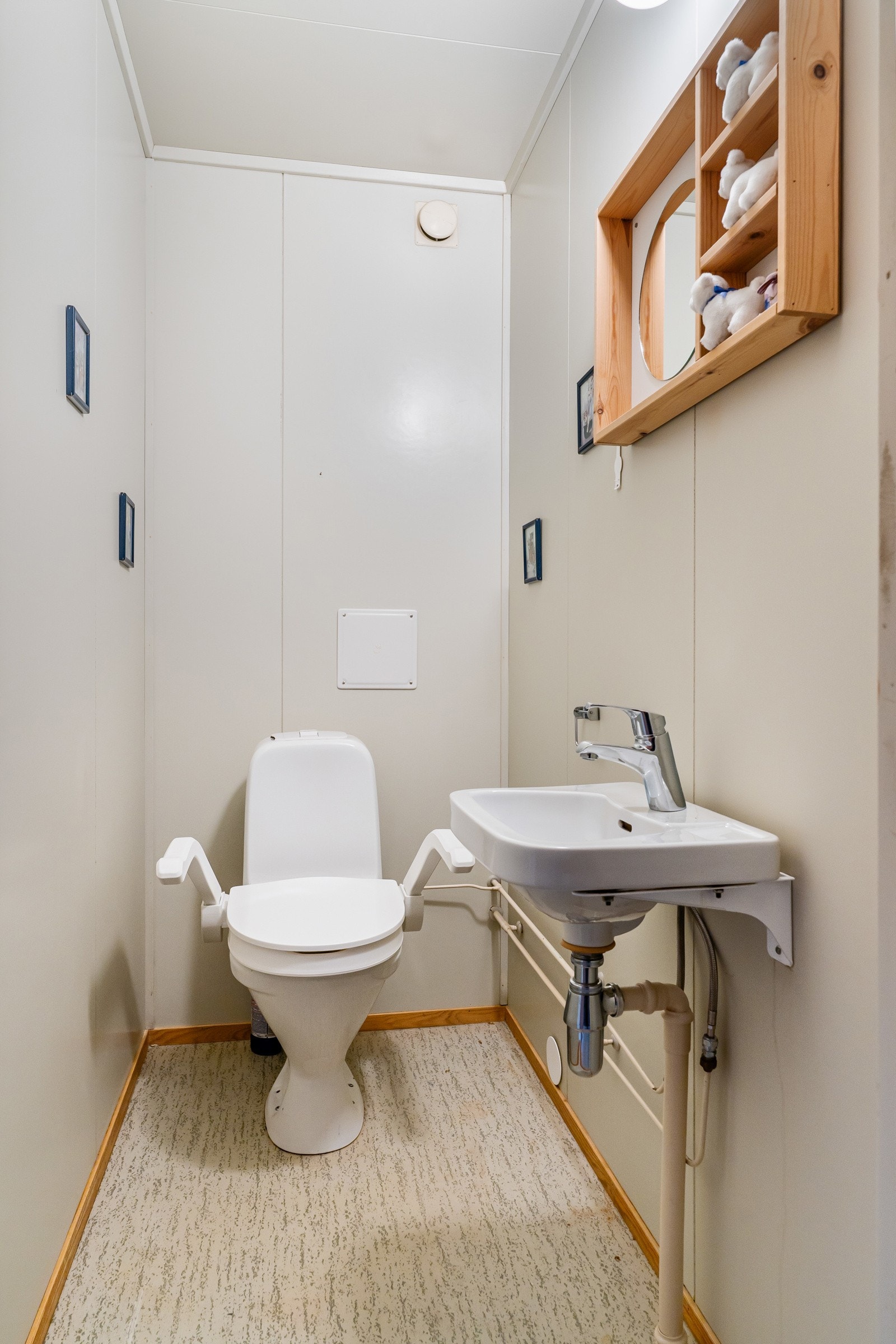 Toalettrommet ligger praktisk til, vegg i vegg. Galleribilde