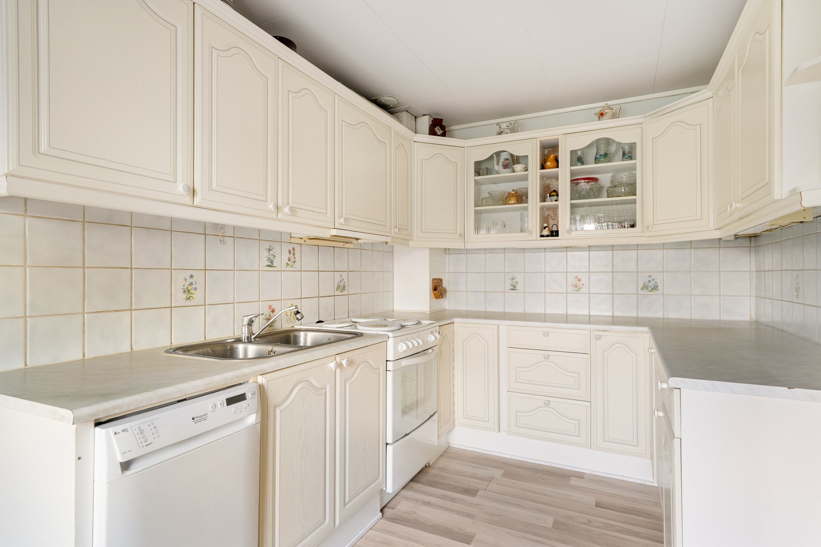 Oppvaskmaskin og komfyr medfølger. Galleribilde