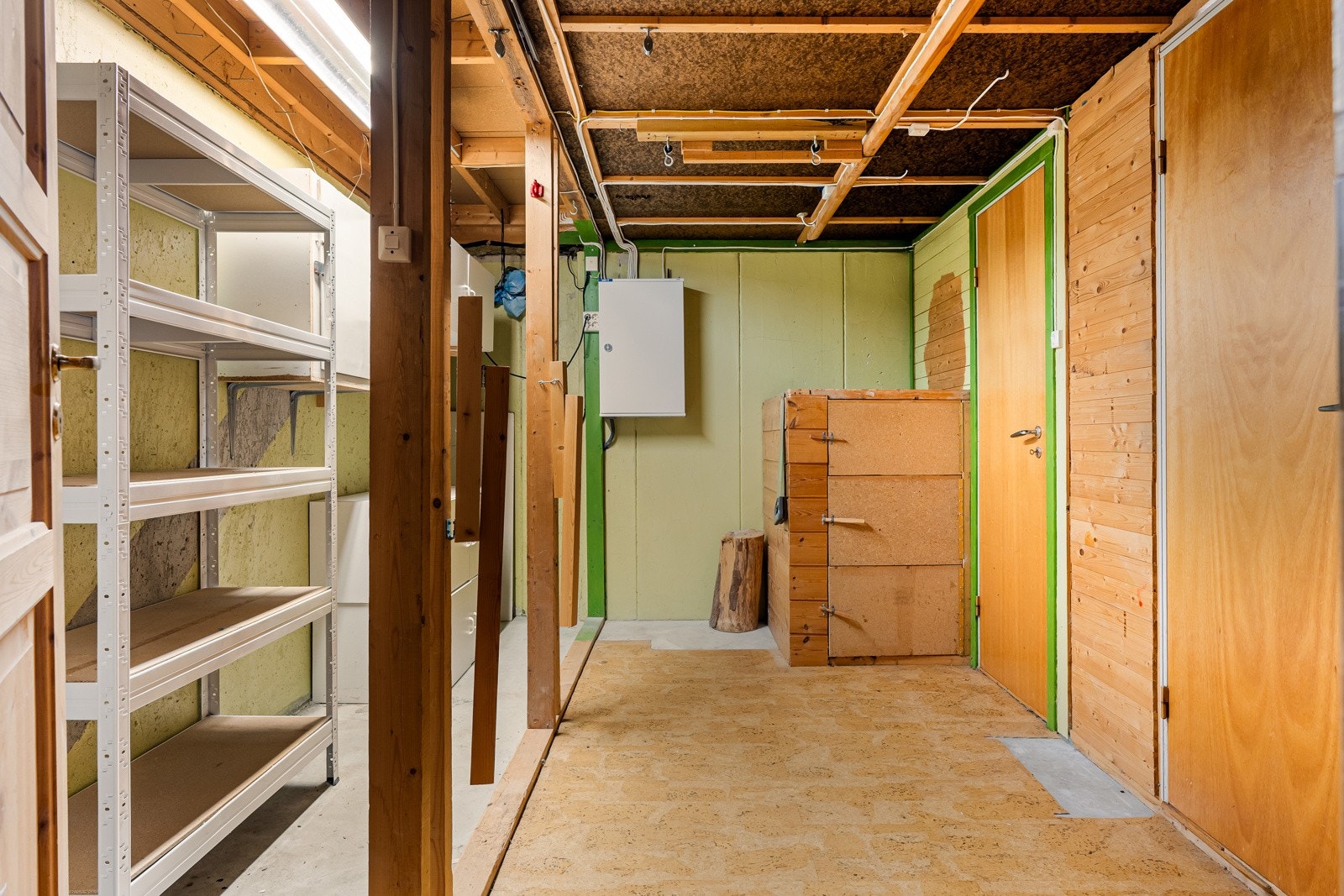 Kjelleren rommer flere boder i varierende størrelse, som gir fleksible lagringsmuligheter tilpasset ulike behov. Galleribilde