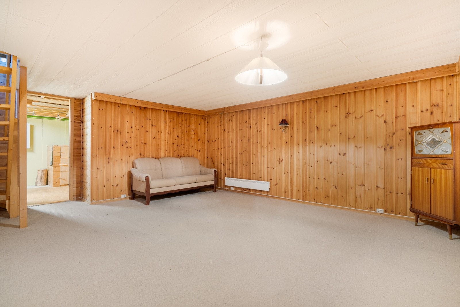 Kjelleren er godkjent som bodareal og gir rikelig med plass til lagring, hobby eller praktisk bruk. Galleribilde