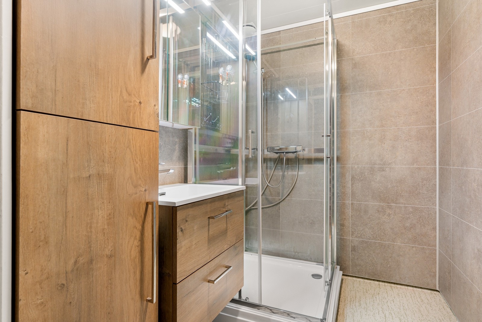 Badet ble oppgradert i 2020 med baderomspanel på veggene og ny innredning. Galleribilde