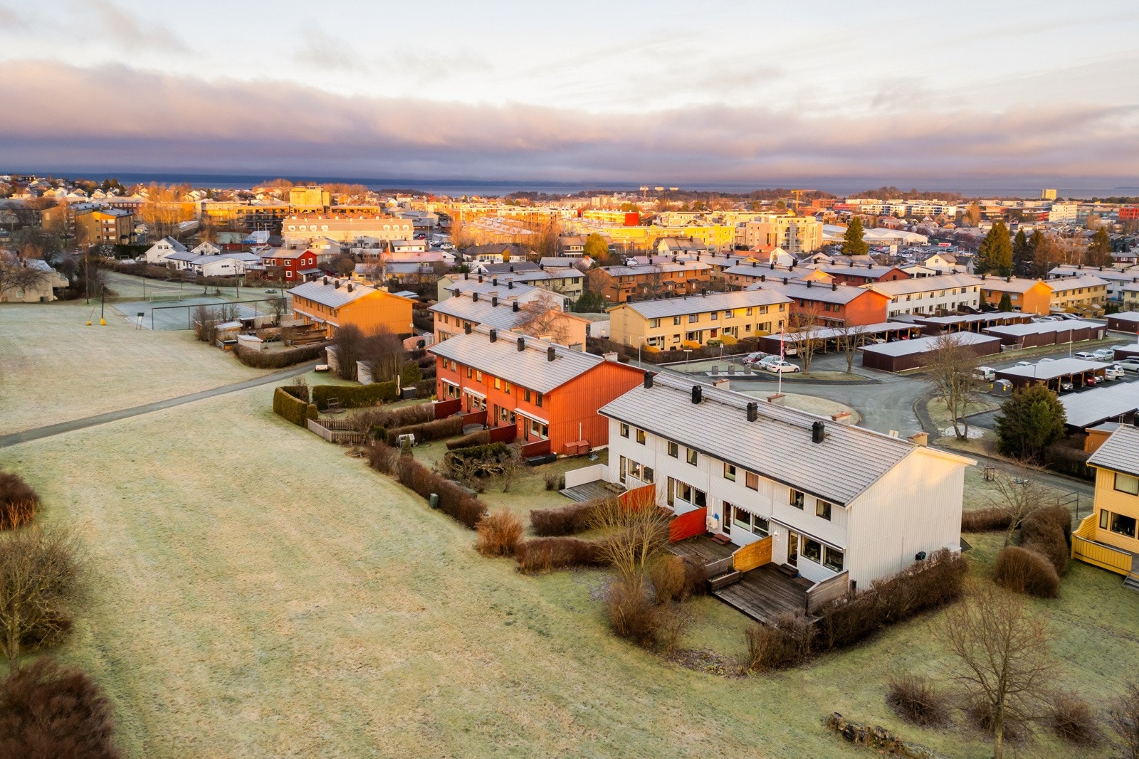 Tingvegen 32C er et innholdsrikt rekkehus med en familievennlig og ettertraktet beliggenhet på Bromstad. Galleribilde