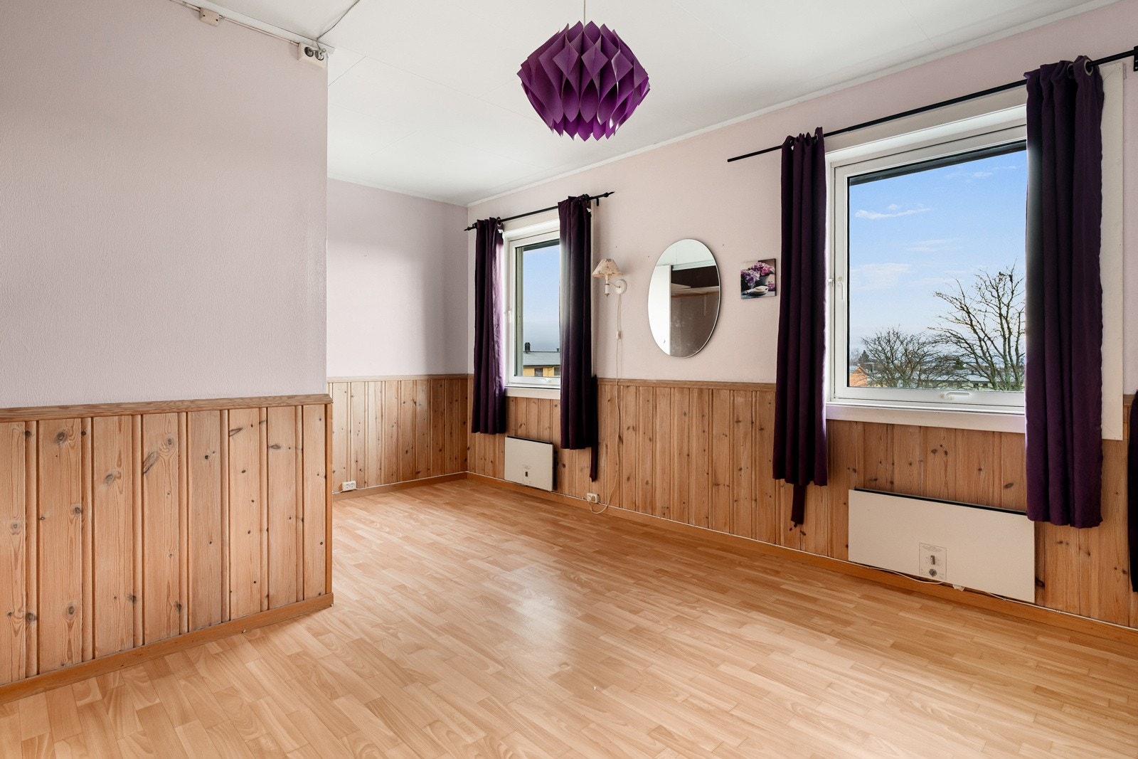 Det er god plass til seng, nattbord og garderobeløsninger på alle rom. Galleribilde