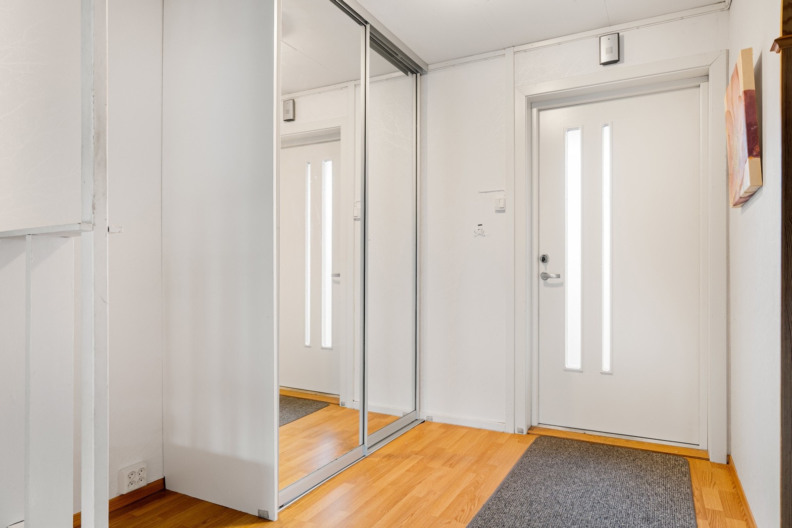 Forbi inngangsdøren venter en entré med god plass til å henge fra seg yttertøy og sette fra seg sko. Galleribilde