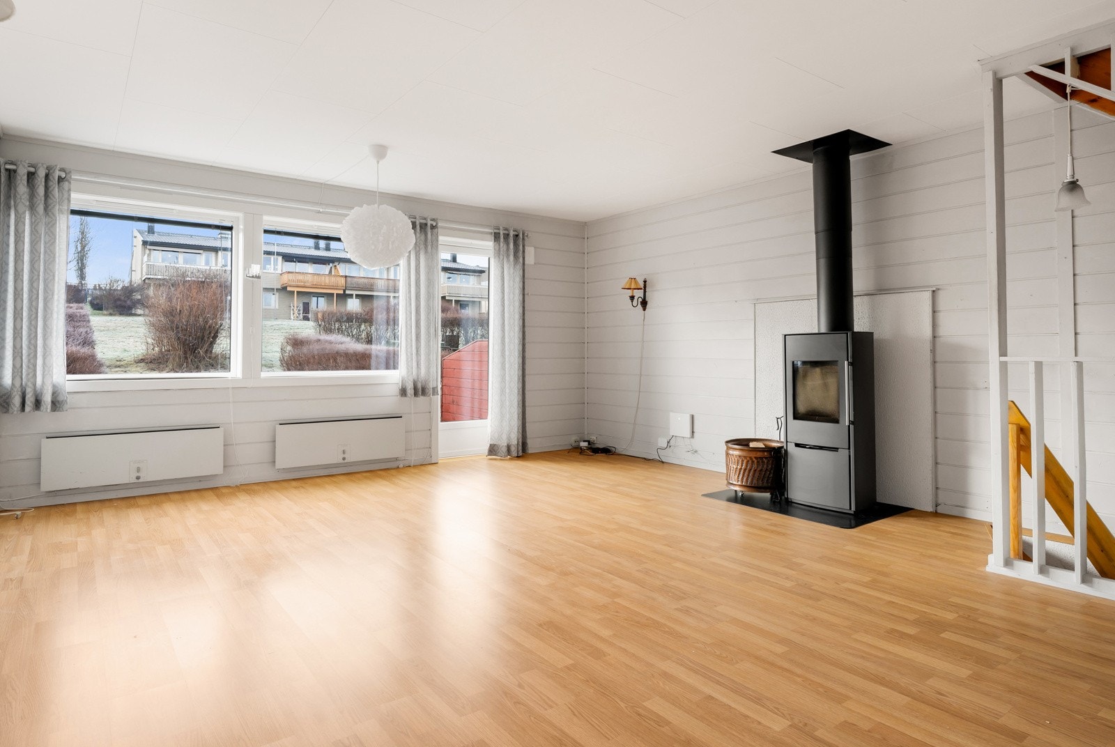 Store vindusflater ved endeveggen gir rikelig med dagslys. Galleribilde