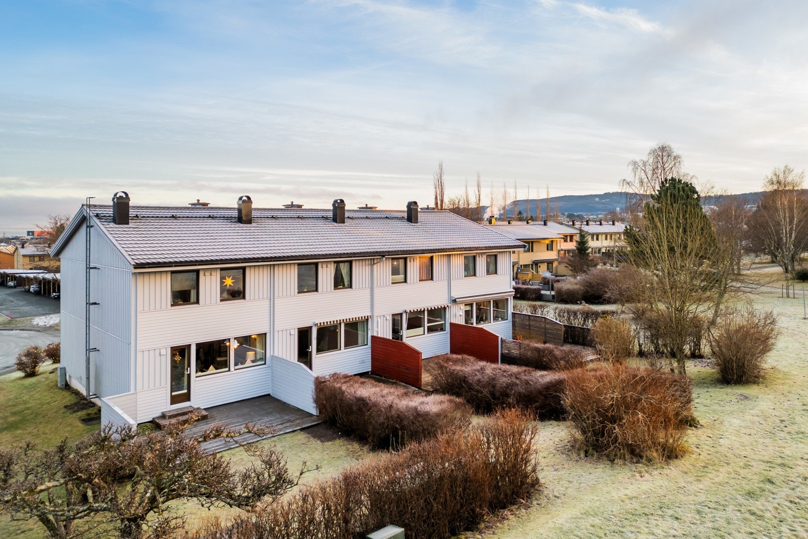 Rekkehuset nyter en fantastisk beliggenhet i feltet vendt mot friareal, perfekt for familieliv. Galleribilde