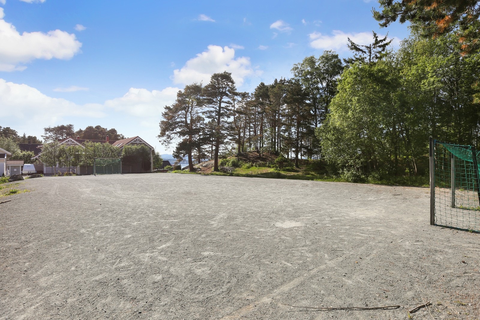 Fotballbane ca 300 meter ifra tomten. Galleribilde