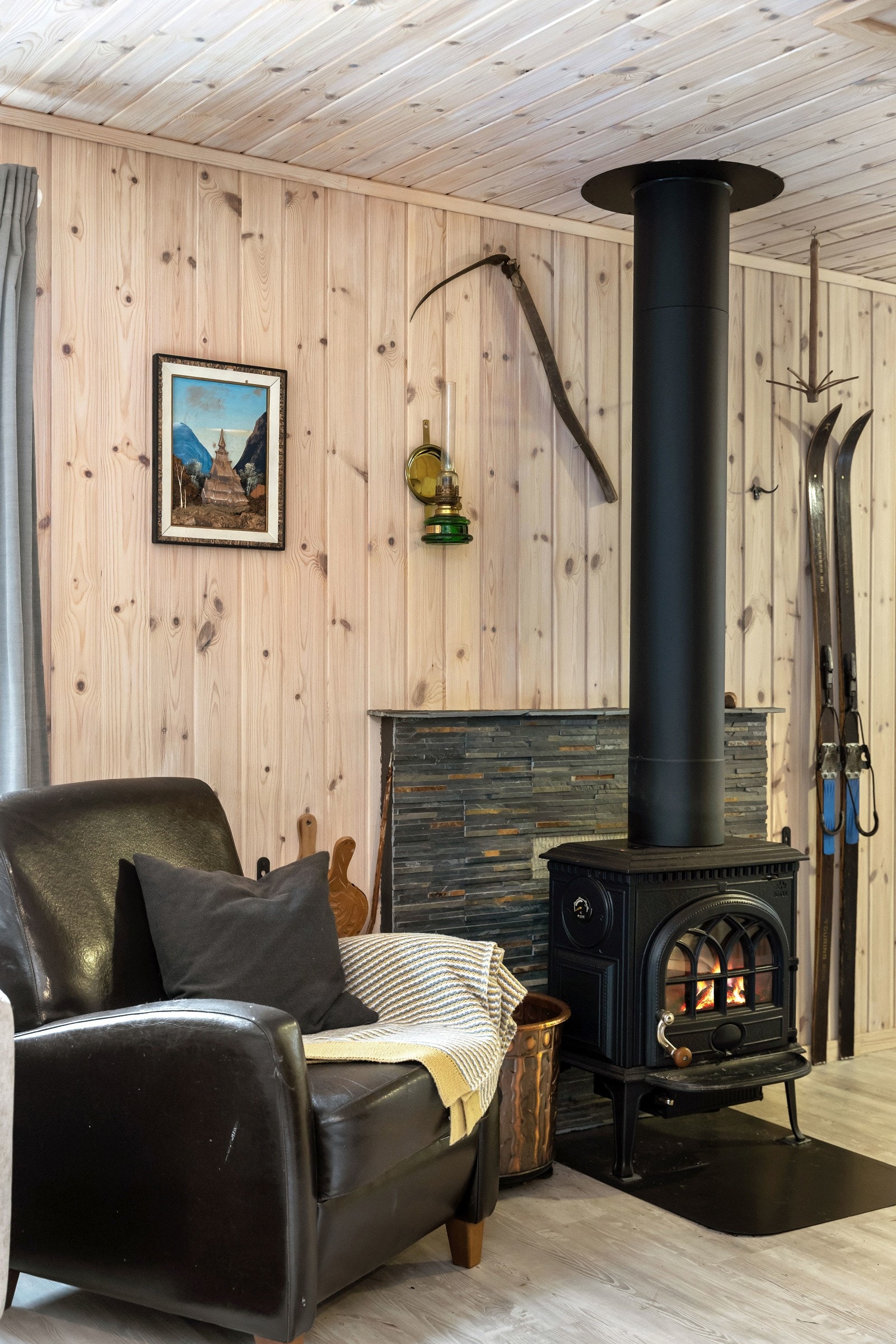 Herlig vedovn i stuen gir lun og god varme etter en dag ute på tur Galleribilde