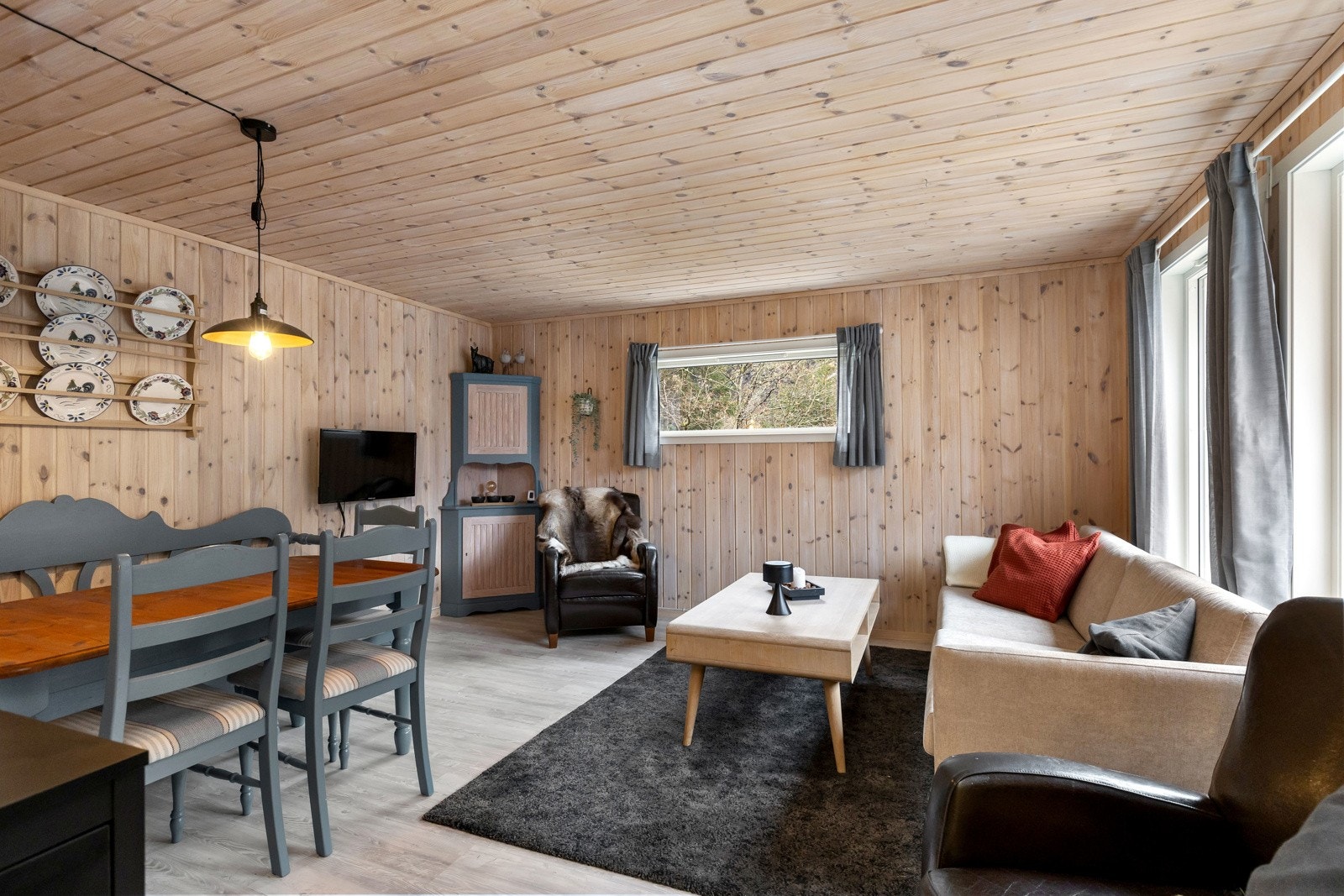 Her er det plass til både sofakrok og spisebord. Galleribilde