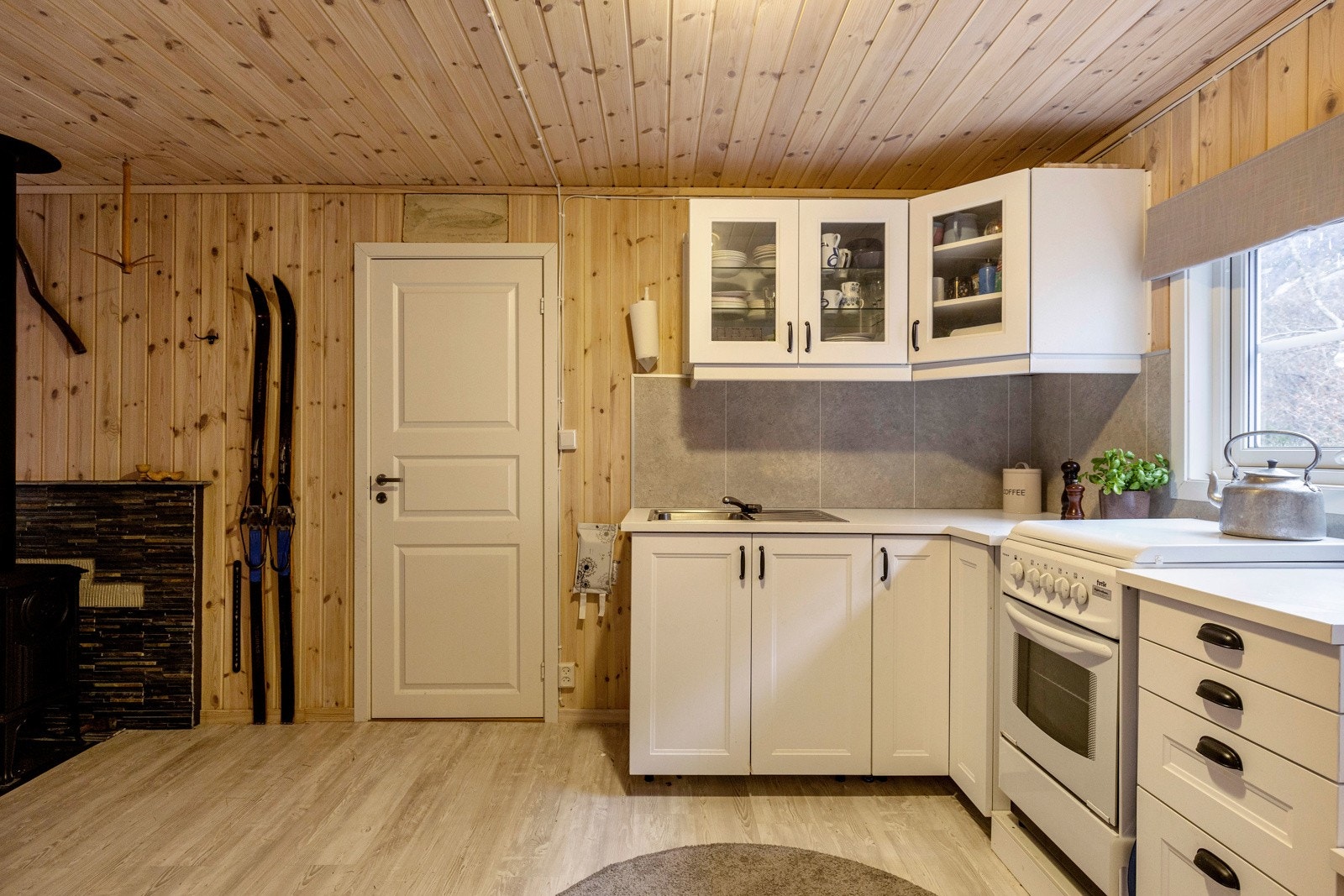 Panel på vegger og tak, og laminat på gulvet. Galleribilde