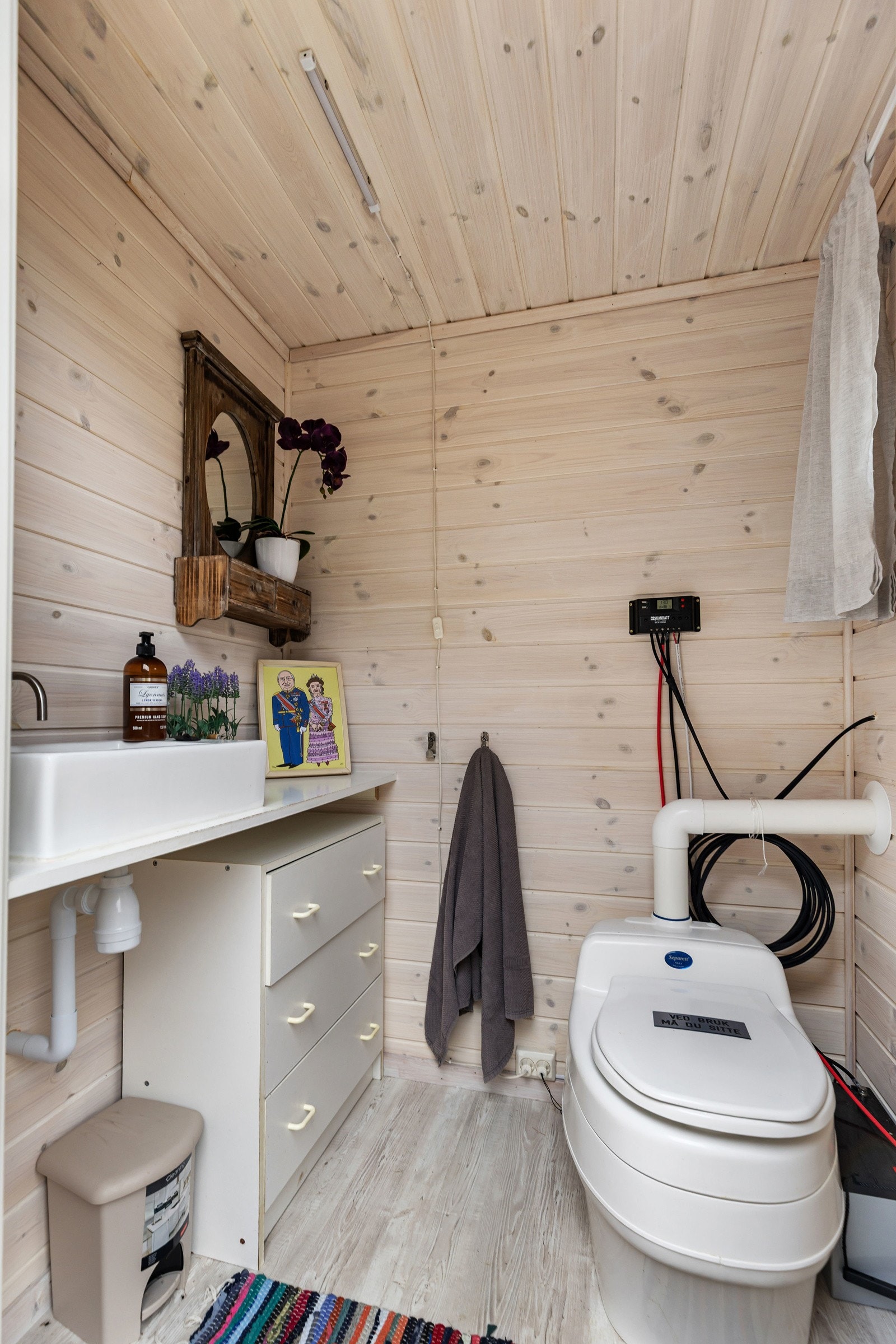 Adskilt utedo med separasjonstoalett Galleribilde