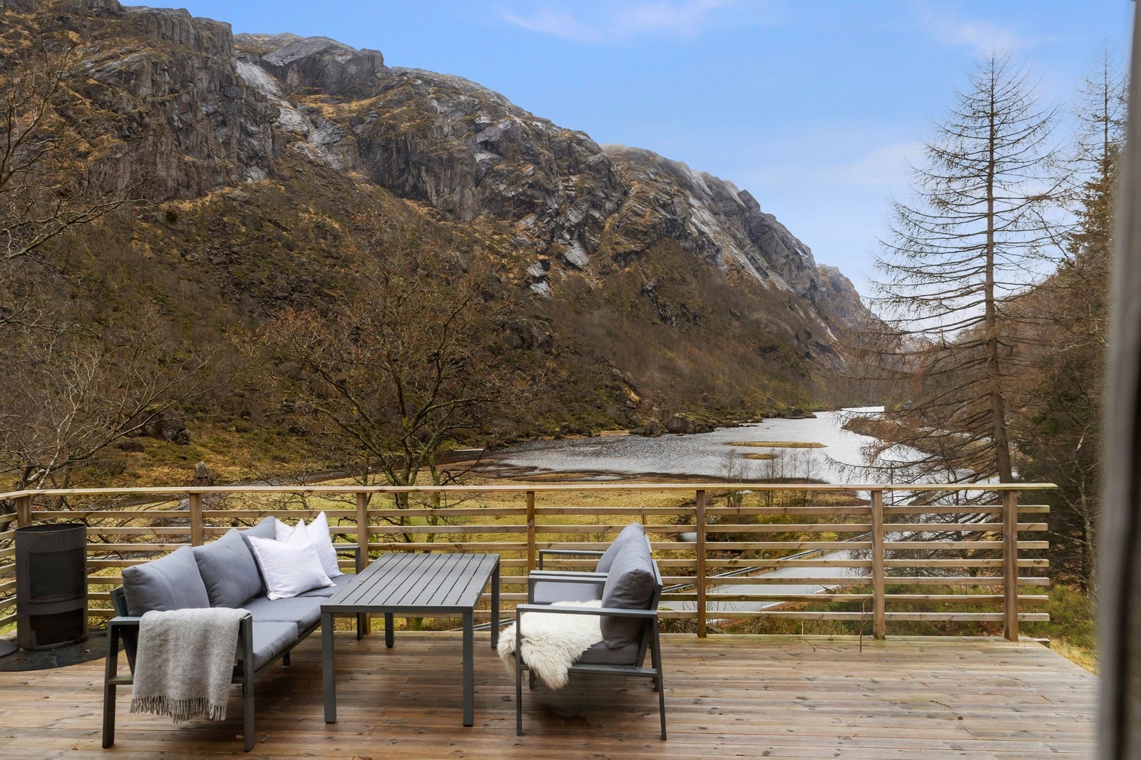 Nydelig utsikt over elven Galleribilde