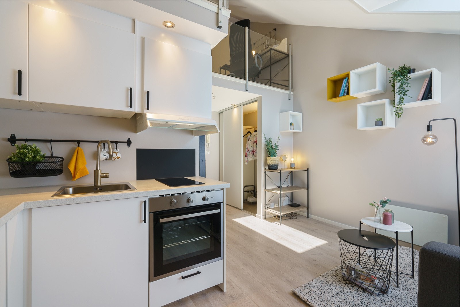 Det er plass til både sofa og et lite spisebord, så vel som flere praktiske garderobeløsninger flere steder i leiligheten. Galleribilde