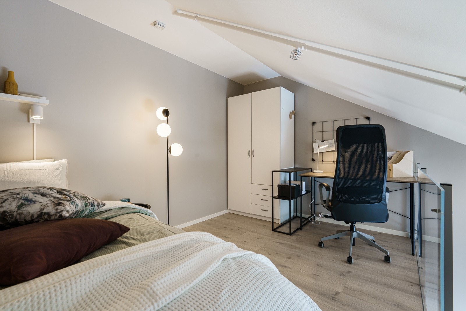 Leiligheten har en funksjonell hems som brukes som soverom. Galleribilde