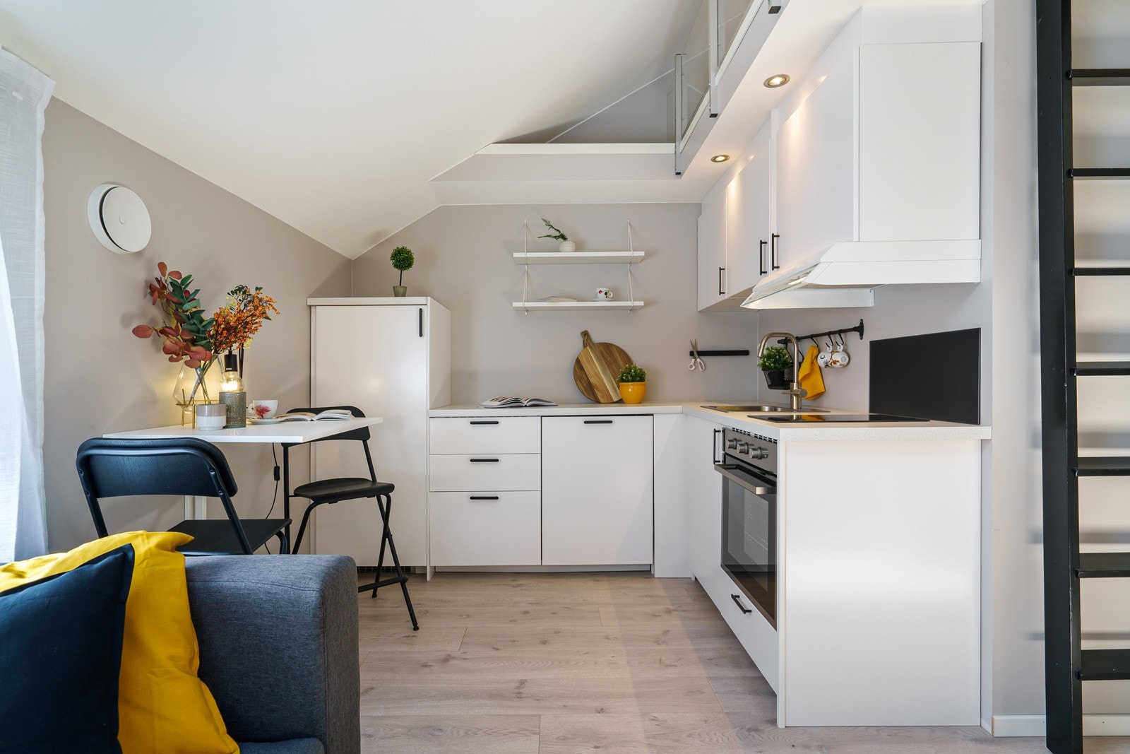 Leiligheten oppleves lys og luftig med lysmalte vegger. Galleribilde