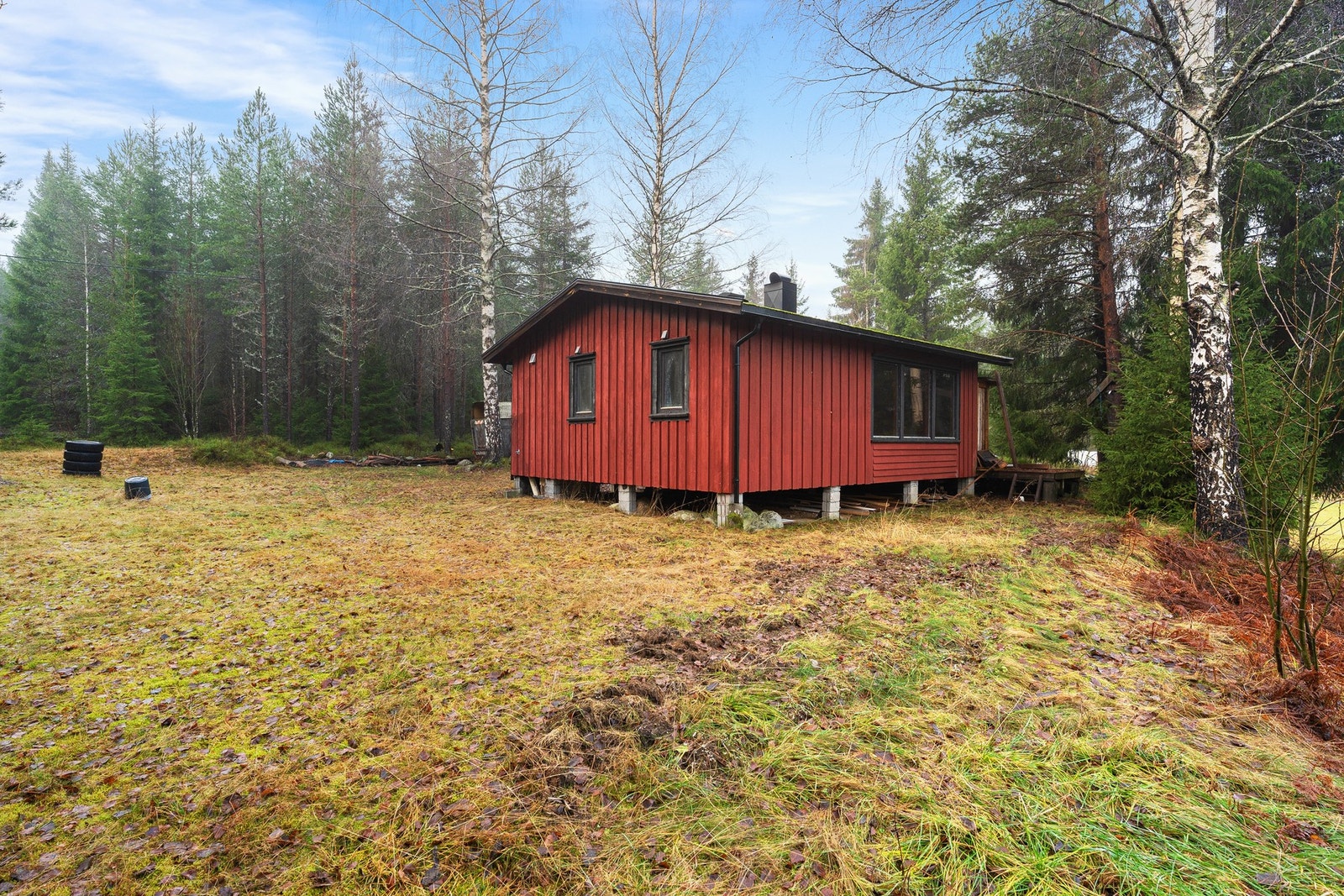 Hytta med tomt rundt Galleribilde